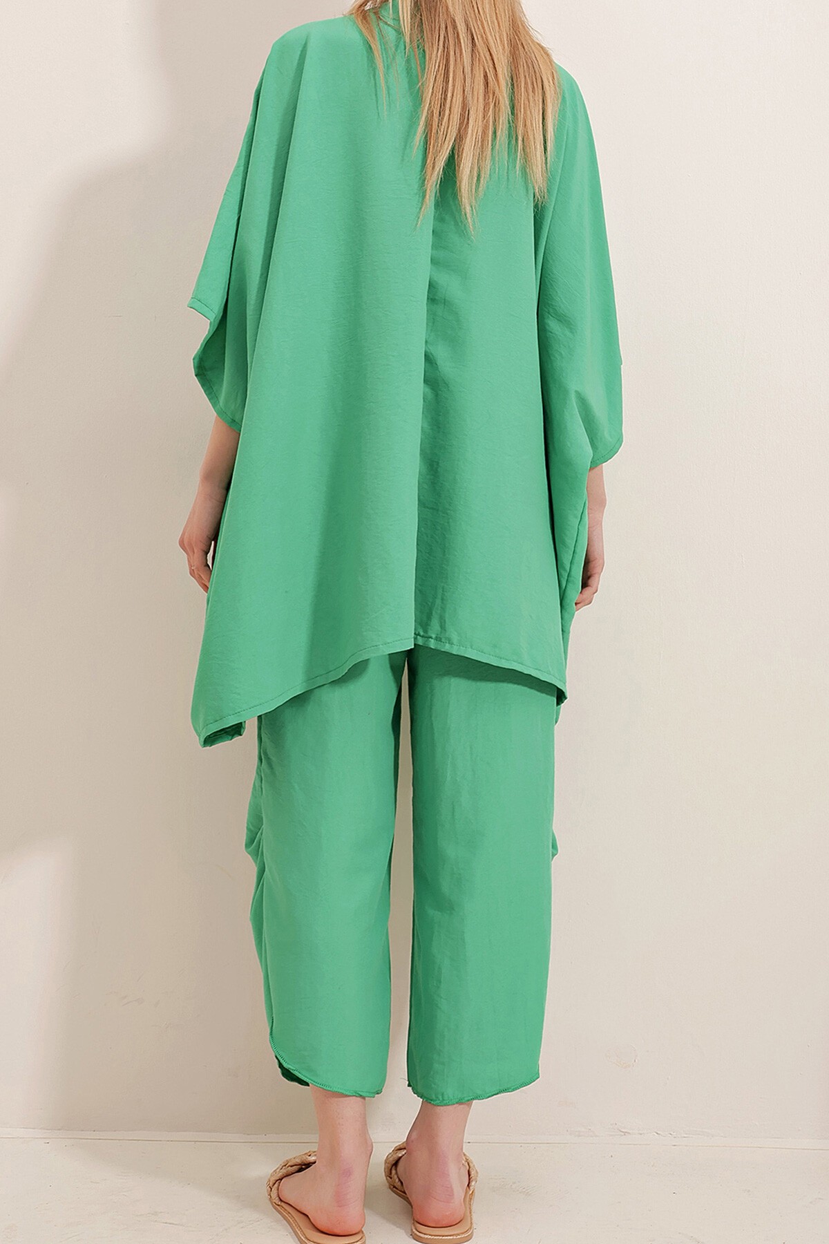 Yeşil Paçası Yırtmaçlı Kendinden Dokulu Pantolon Ve Ceket İkili Takım