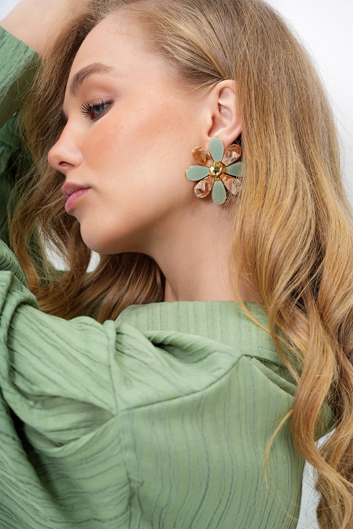 Yeşil Papatya Motifli Sedefli Küpe