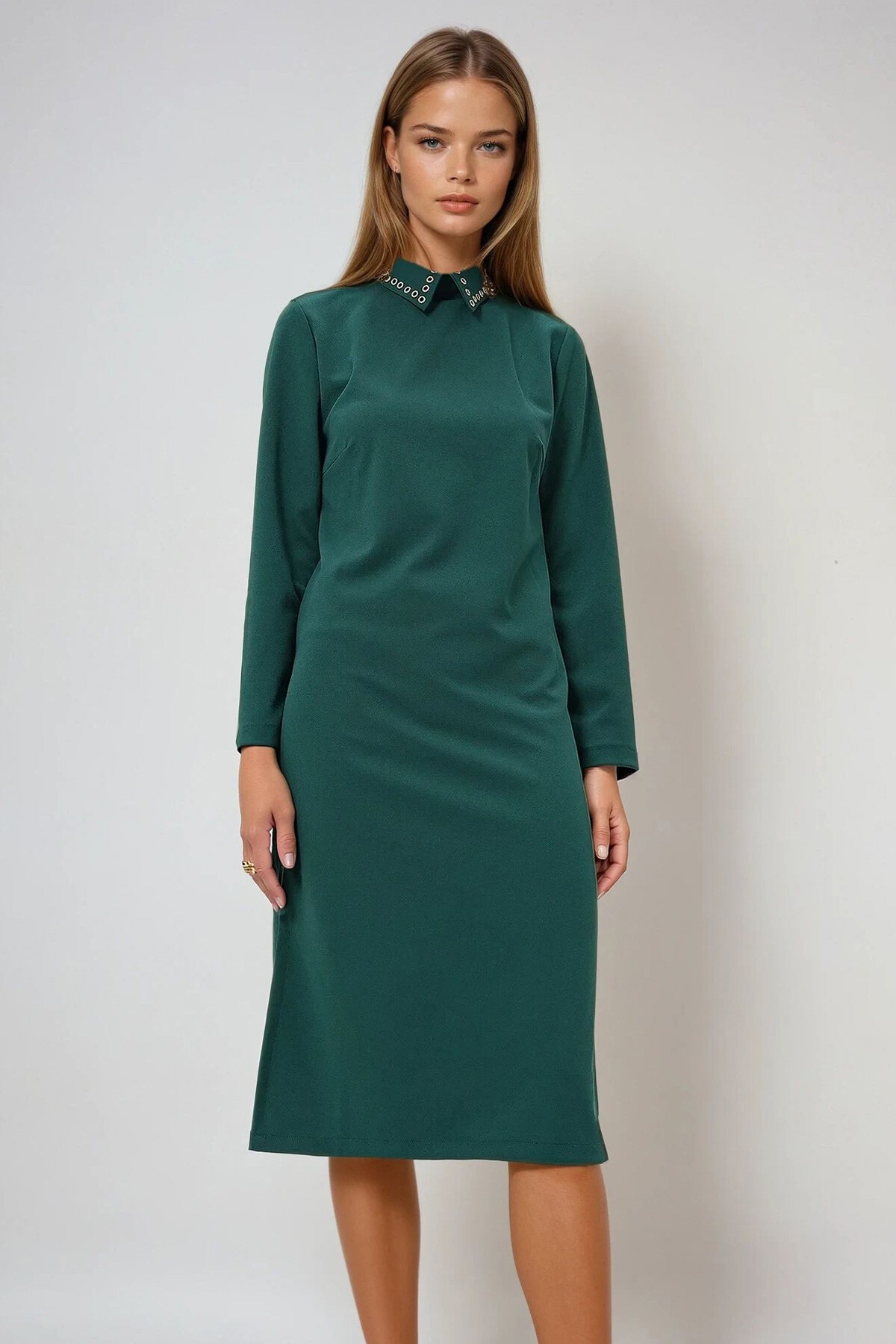 Zümrüt Yeşili Gömlek Yaka Kuş Gözü Detaylı İki Yanı Yırtmaçlı Krep Örme Elbise