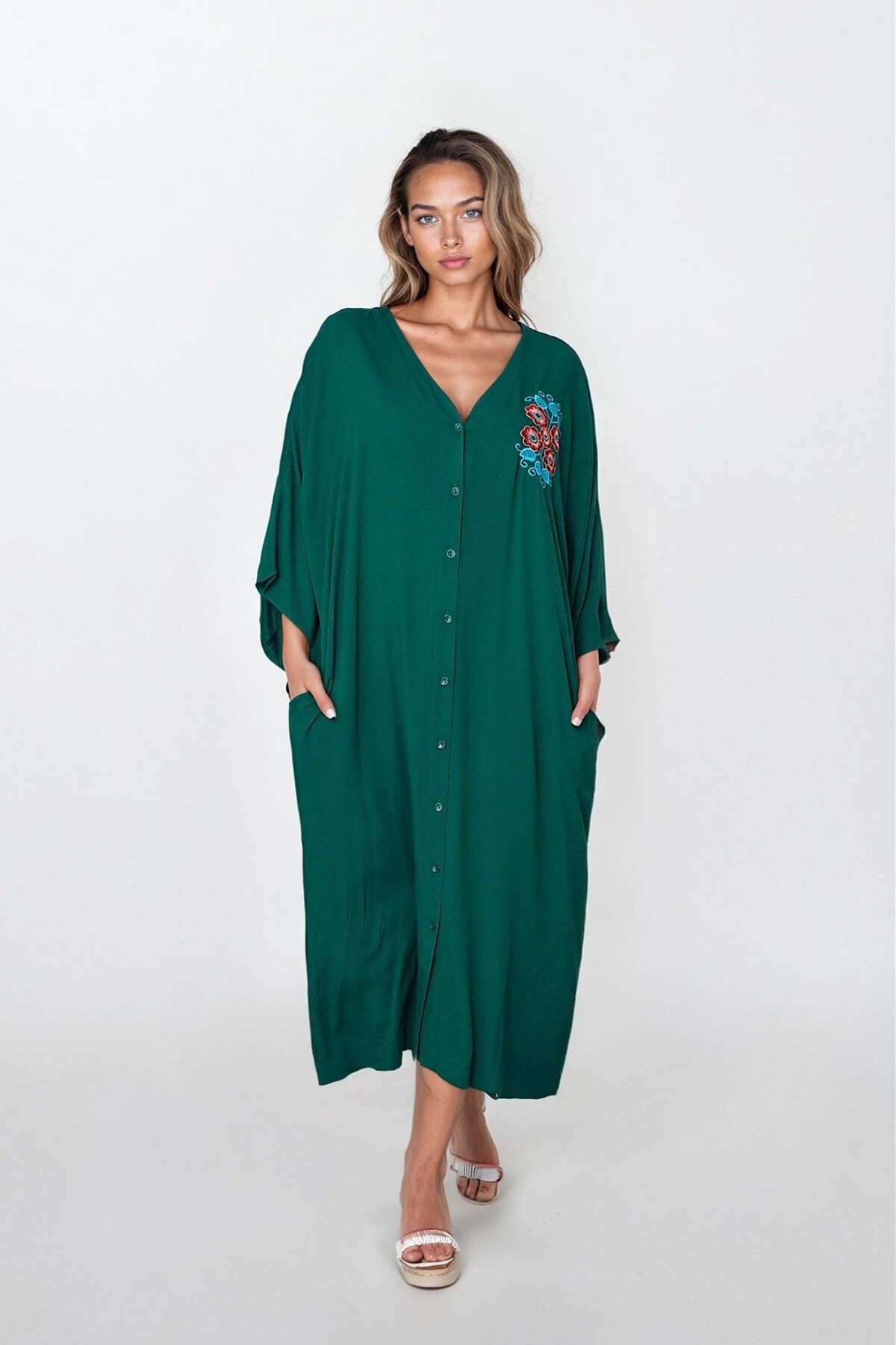 Zümrüt Yeşili Önü Düğmeli Nakışlı Büyük Beden Viskon Elbise