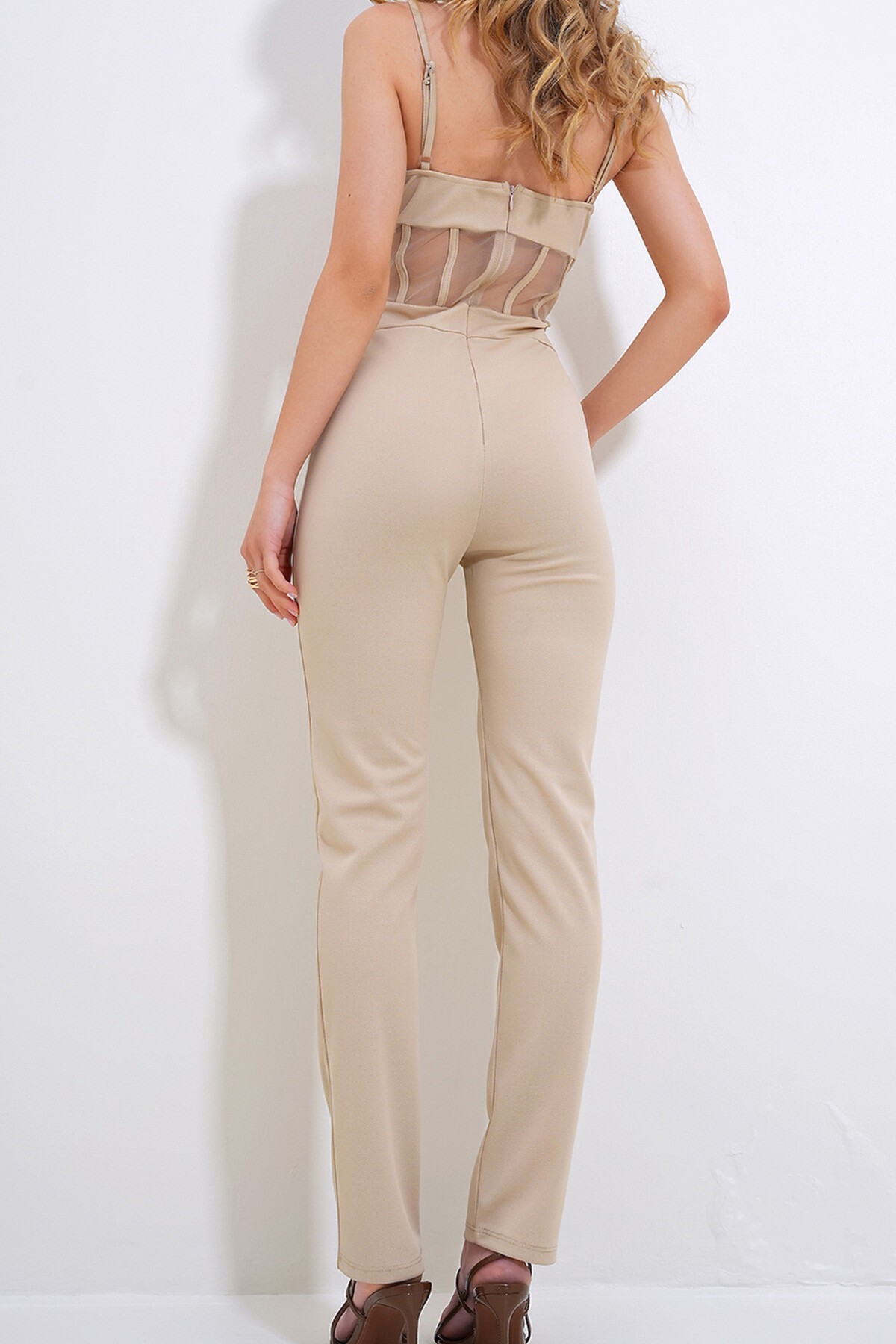 Açık Bej Askılı File Detaylı Arkası Fermuarlı Tulum