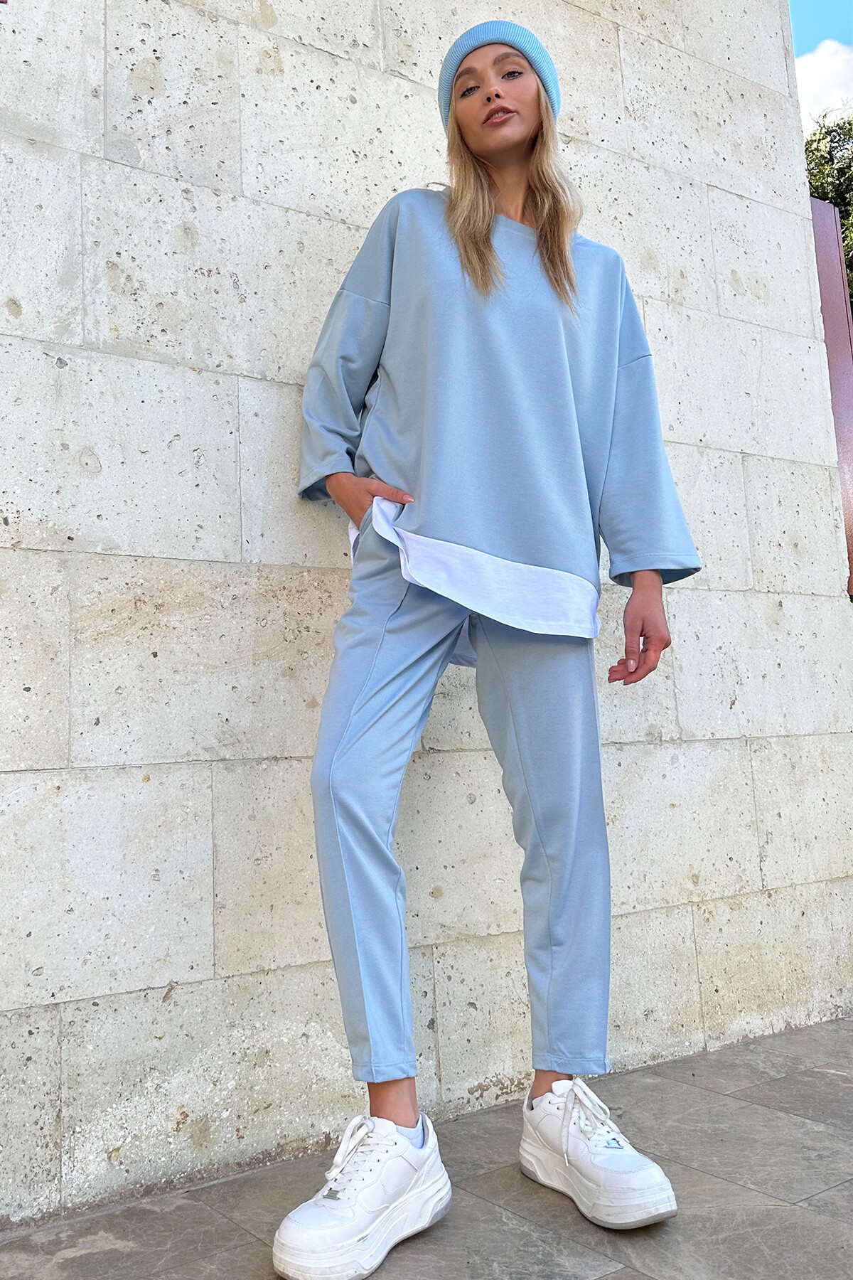 Açık Mavi Bisiklet Yaka Renk Garnili Bluz Ve Çift Cepli Nervür Dikişli Pantolon İkili Takım