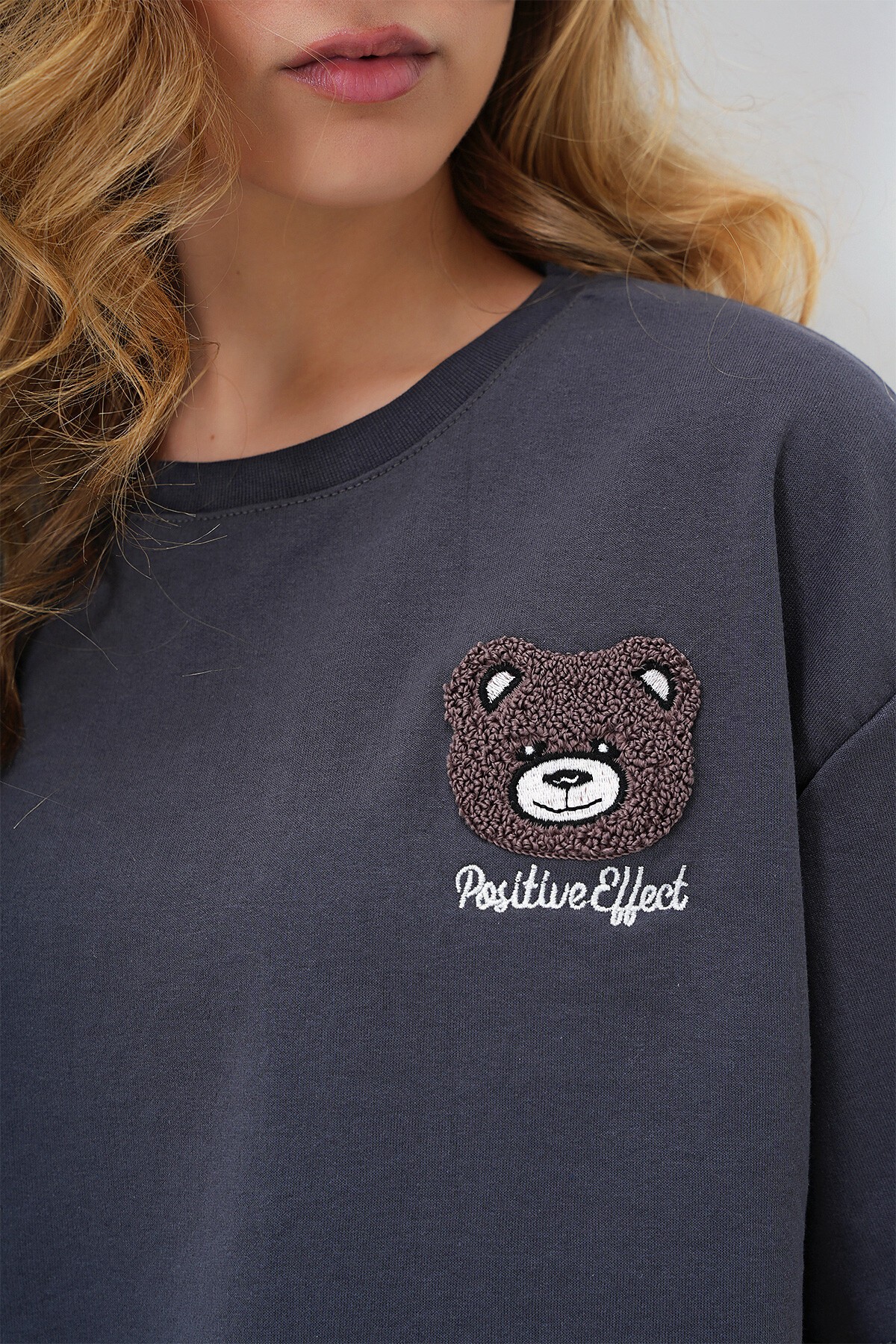 Antrasit Bisiklet Yaka Ayıcık Motifli Oversize Crop T Shırt