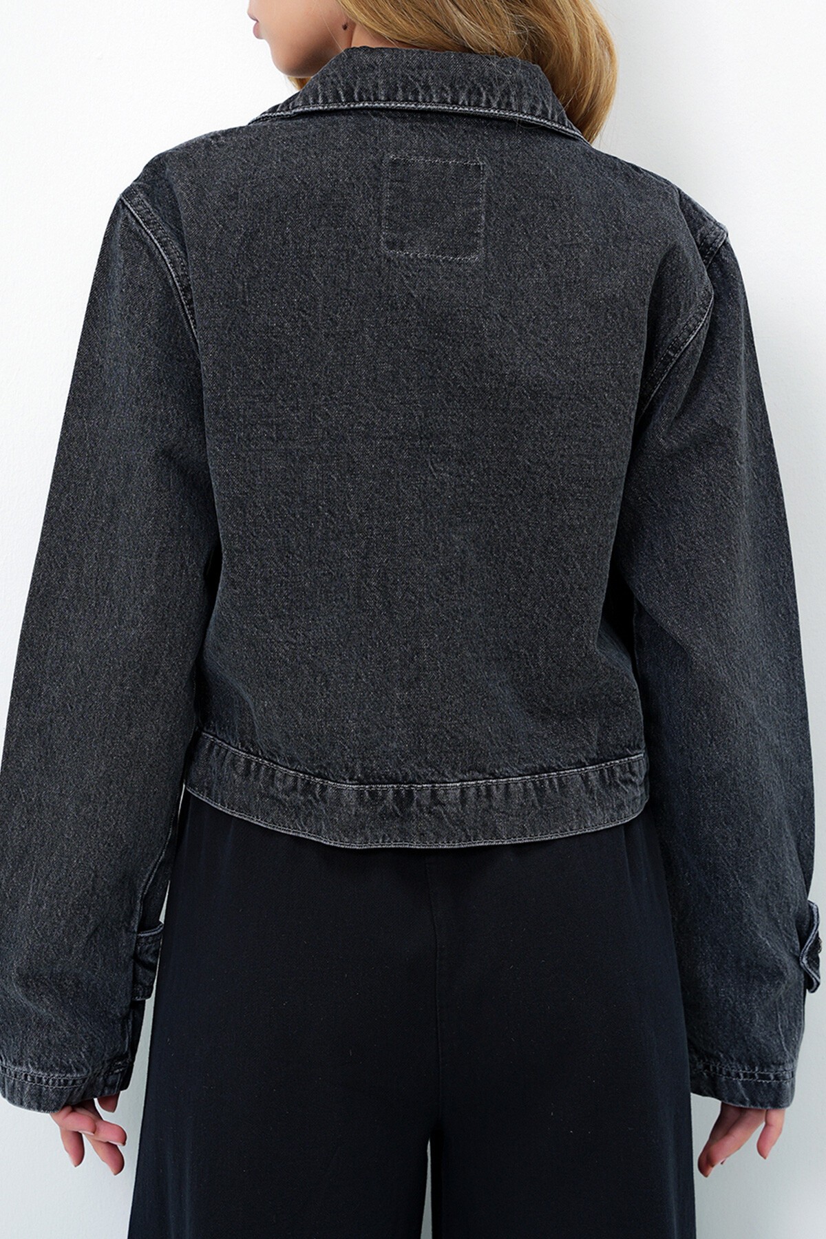 Antrasit Çift Cepli Kolları Bant Detaylı Crop Jean Ceket