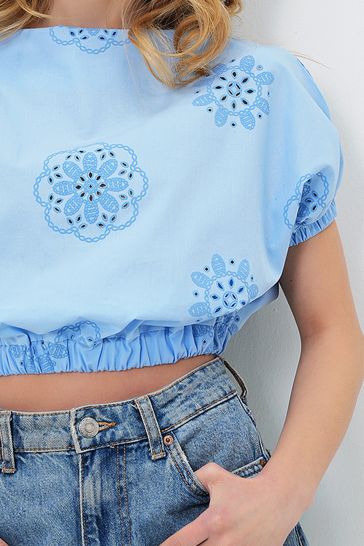 Bebe Mavi Geniş Yaka Güpür Premium Crop Dokuma Bluz