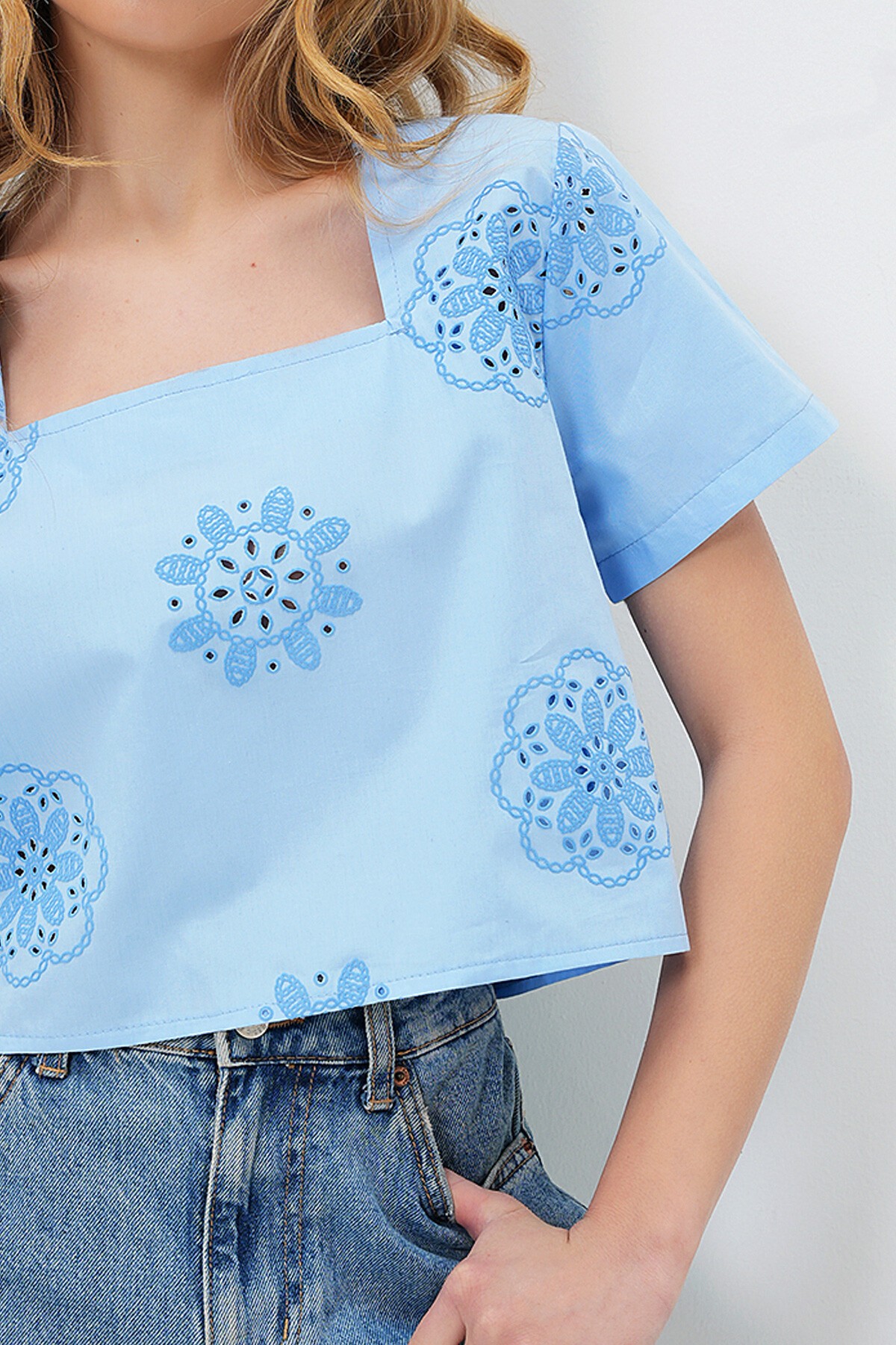 Bebe Mavi Kare Yaka Güpür Premium Dokuma Crop Bluz