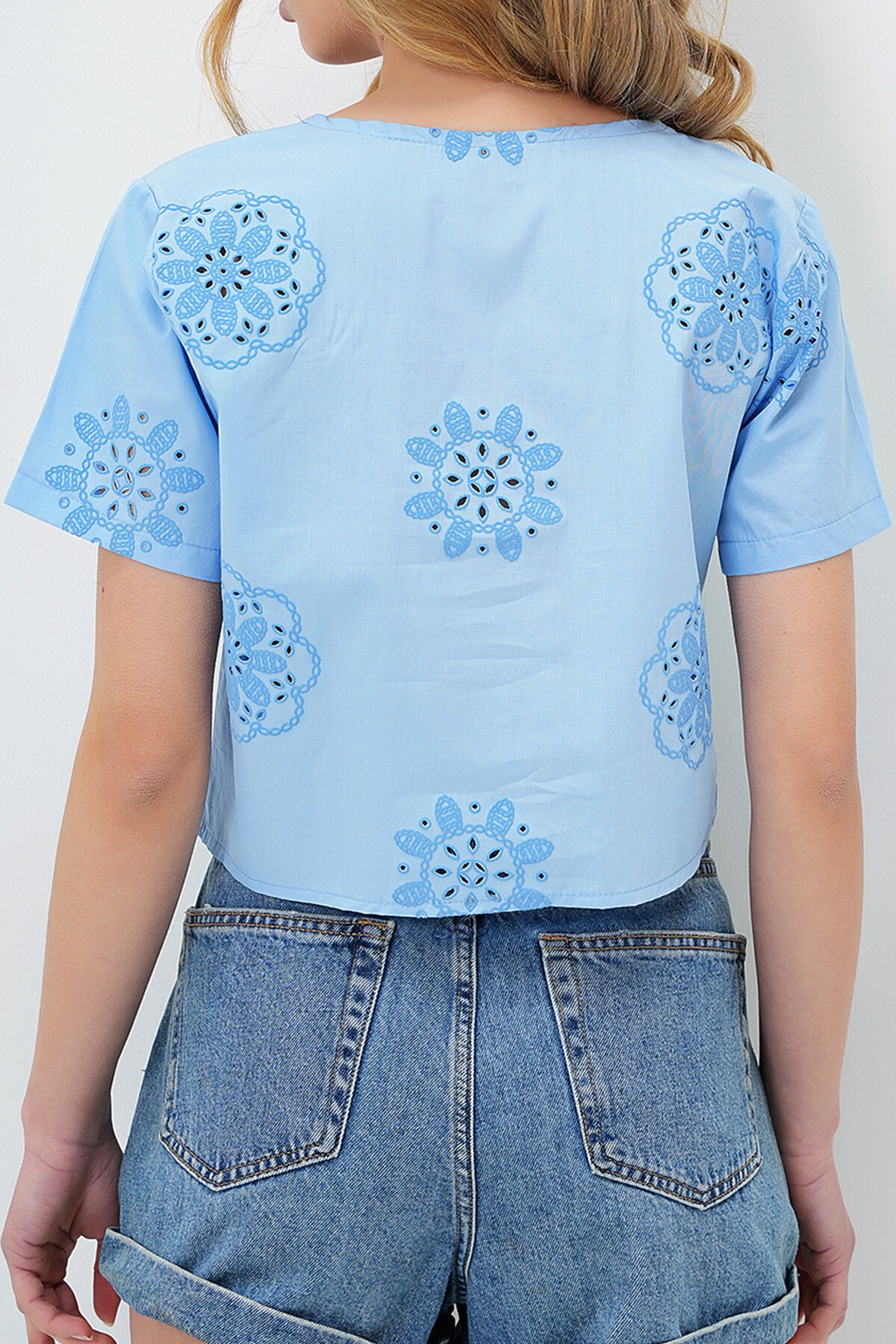 Bebe Mavi Kare Yaka Güpür Premium Dokuma Crop Bluz