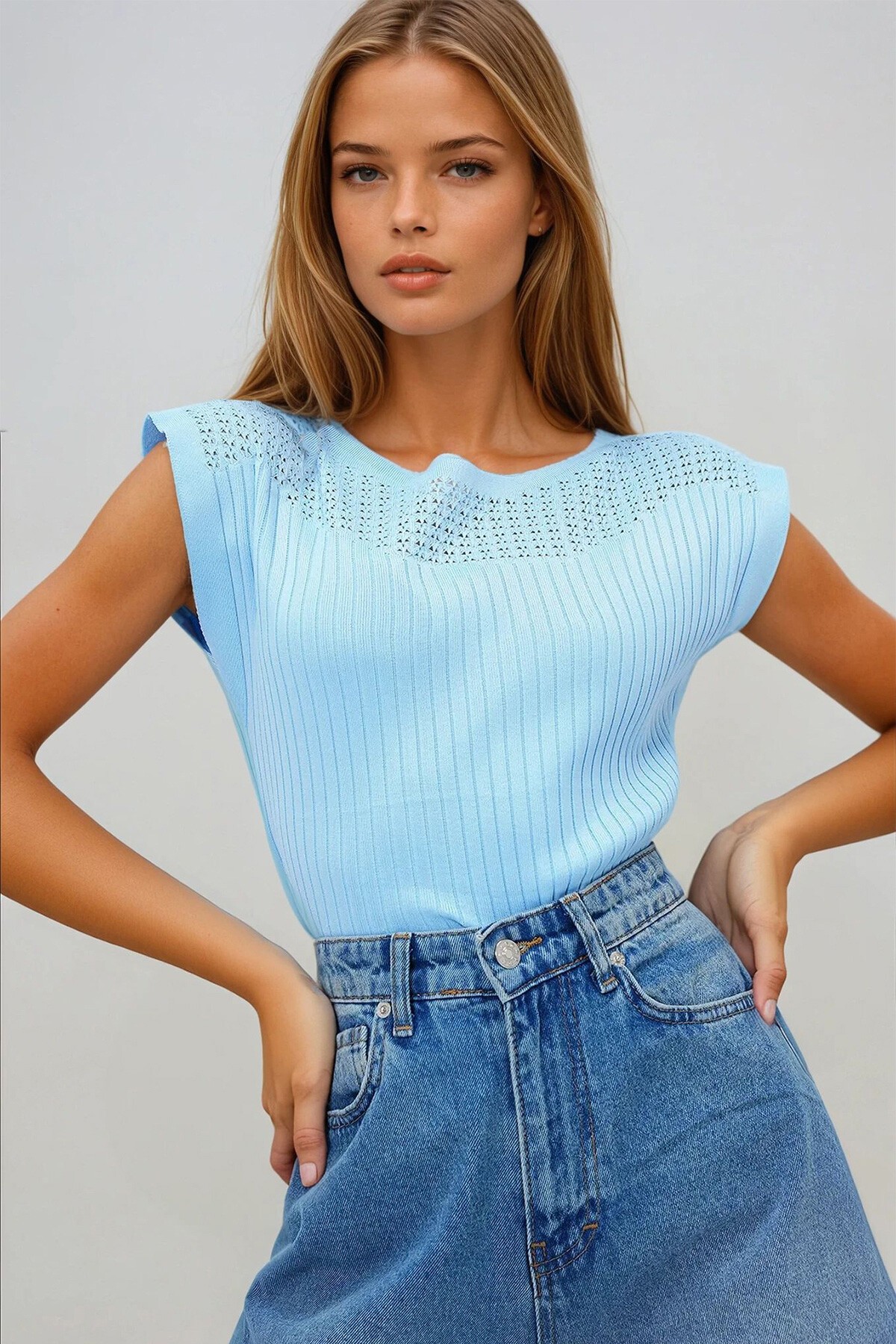 Bebe Mavi Kayık Yaka Omuzları Delik Ajurlu Kolsuz Triko Bluz