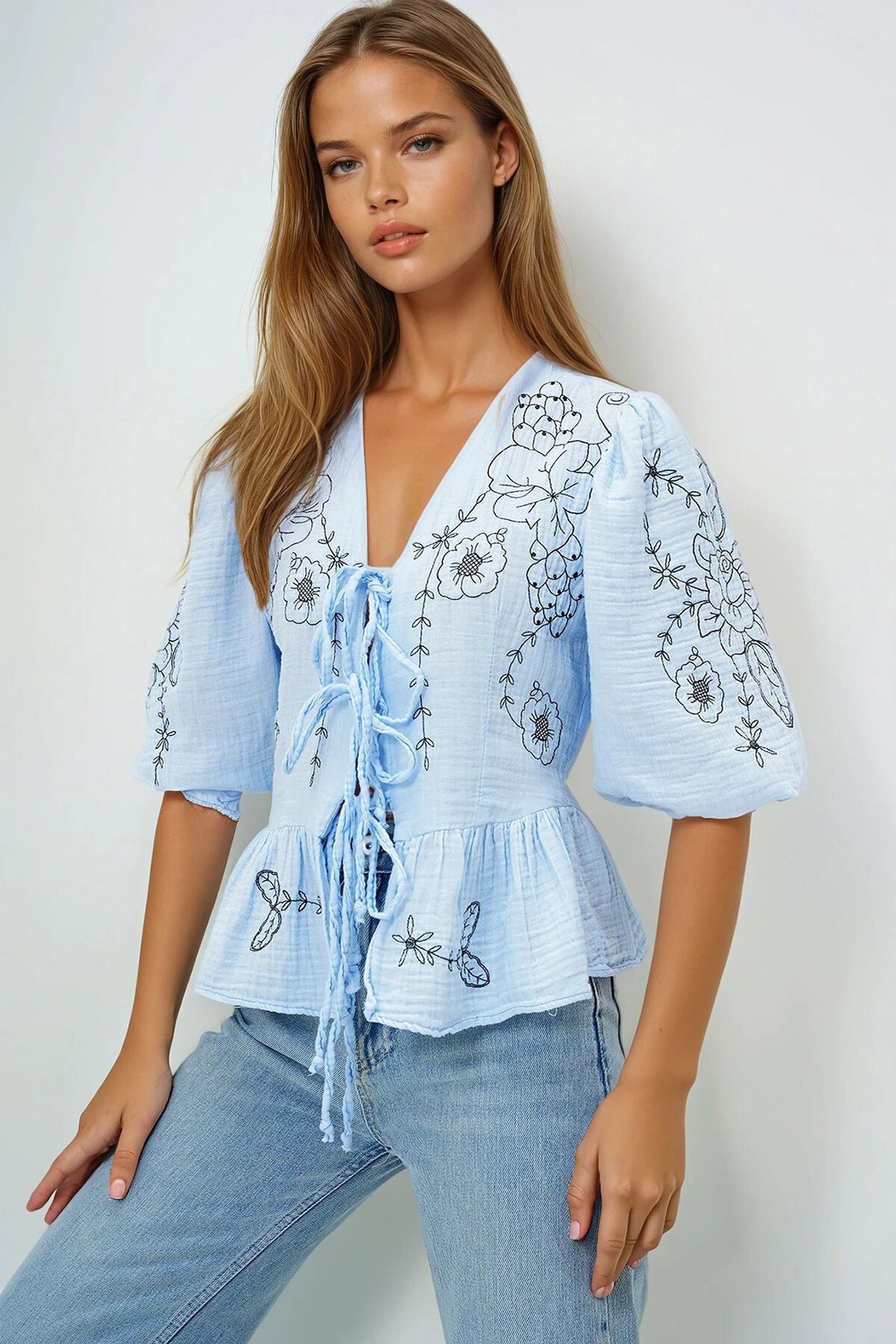 Bebe Mavi V Yaka Bağlama Ve Nakış Detaylı Eteği Volanlı Müslin Keten Bluz