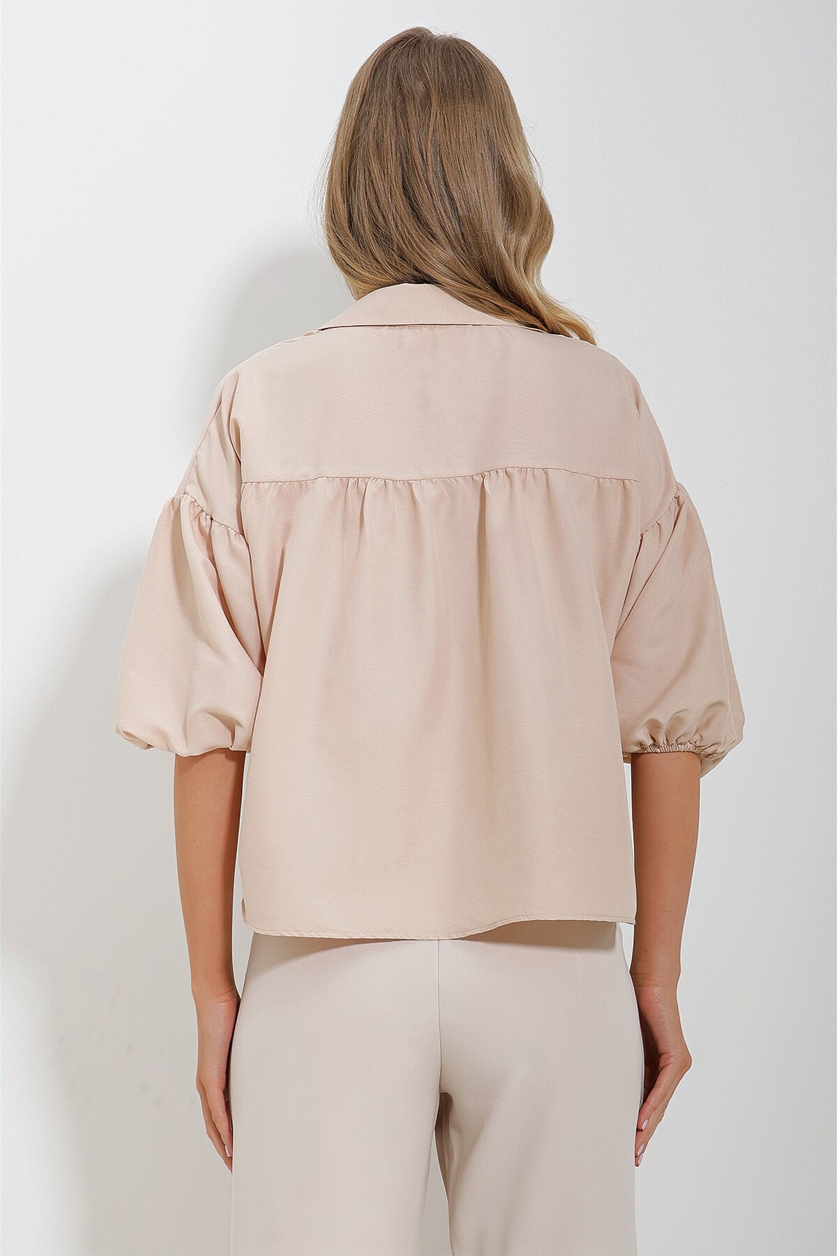 Bej Balon Kol Roba Büzgülü Kubra Pamuk Crop Gömlek