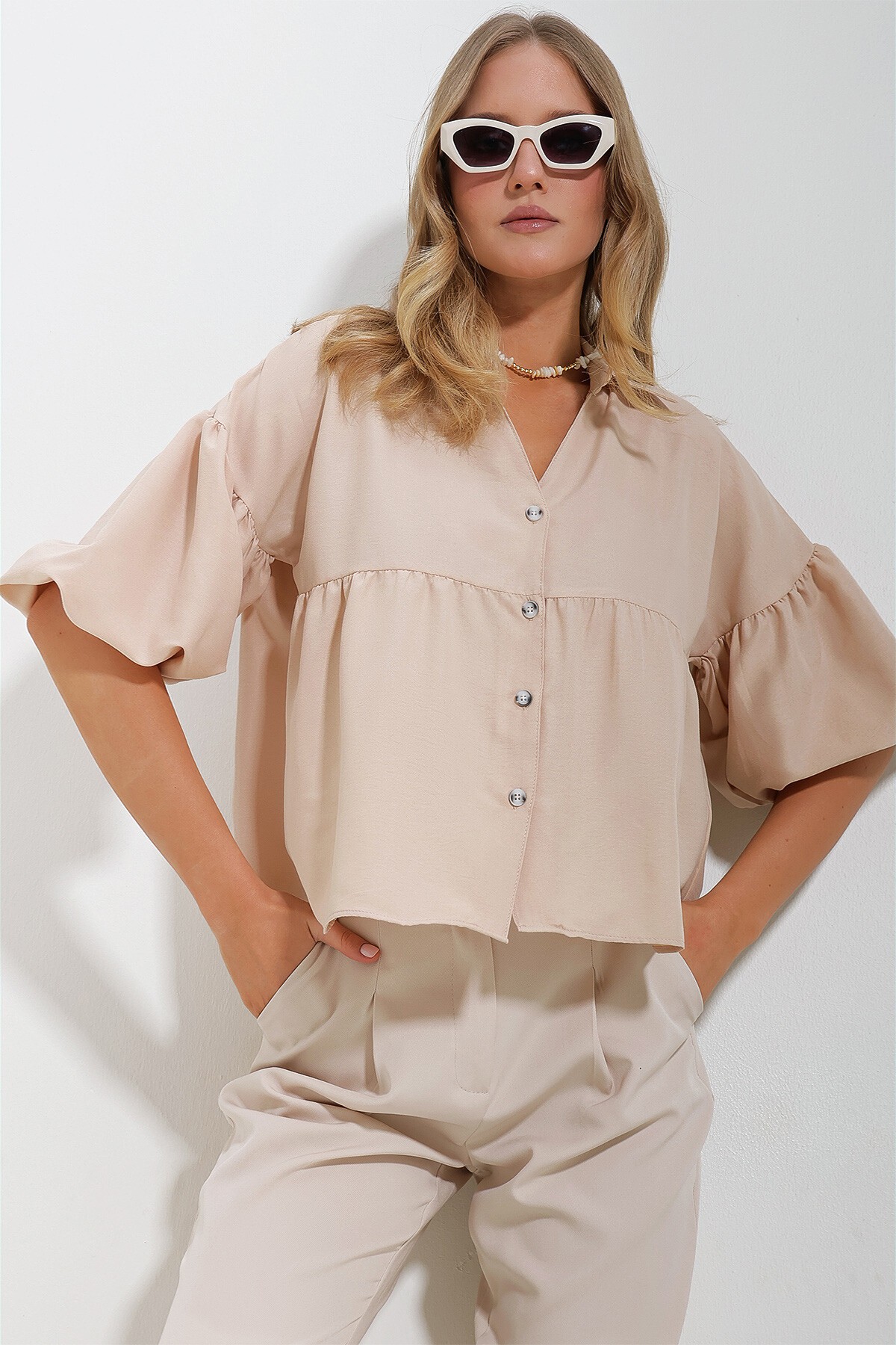 Bej Balon Kol Roba Büzgülü Kubra Pamuk Crop Gömlek