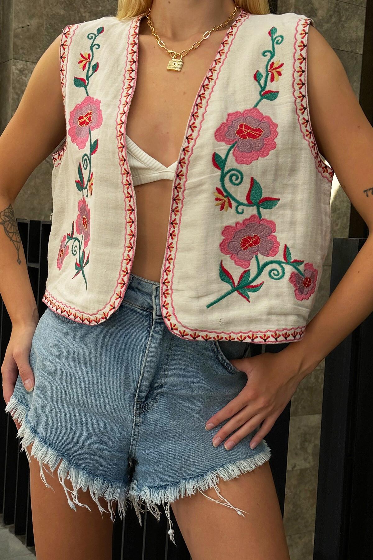 Bej Çiçek Nakışlı Yelek