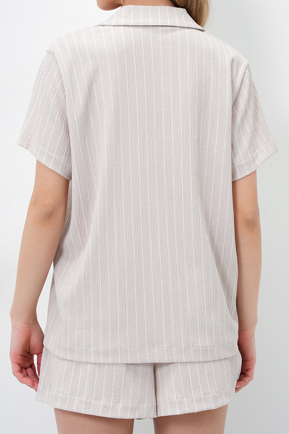Bej Çizgi Desenli Önü Düğmeli Bürümcük Gömlek Ve Şortlu Pijama Takım