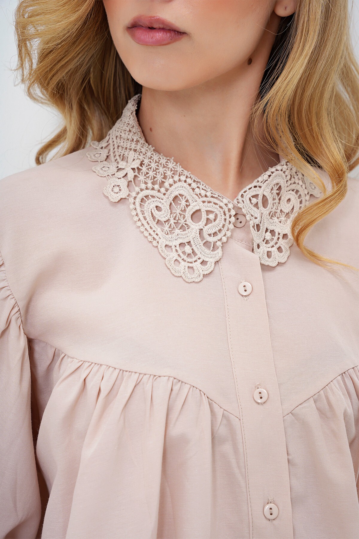 Bej Dantel Yaka Balon Kol Poplin Gömlek