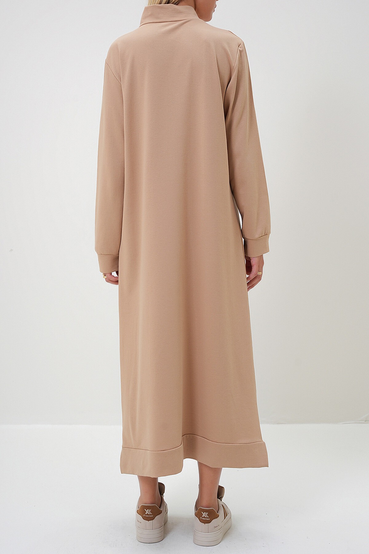 Bej Dik Yaka Önü Fermuarlı Eteği Bantlı İki İplik  Maxi Boy Elbise
