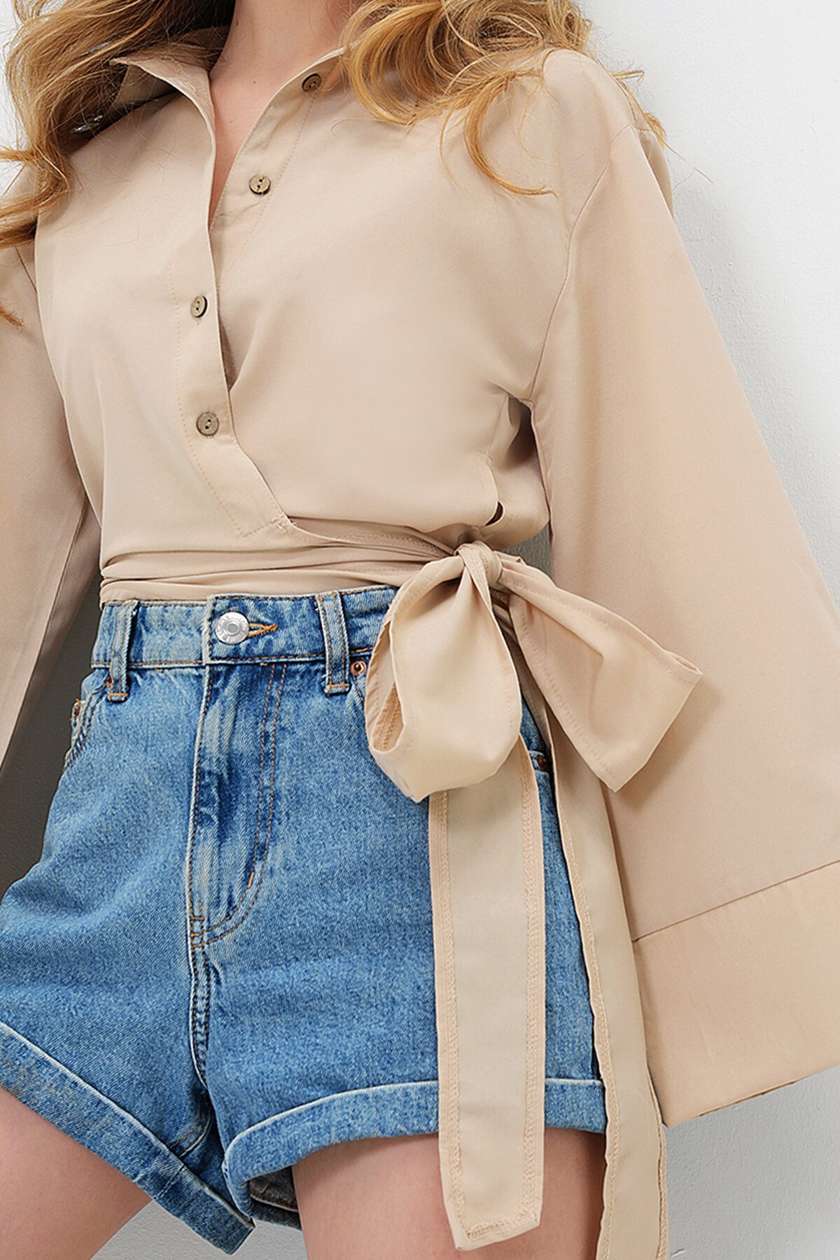 Bej Geniş Manşetli Kol Detaylı Önü Bağlamalı Poplin Gömlek