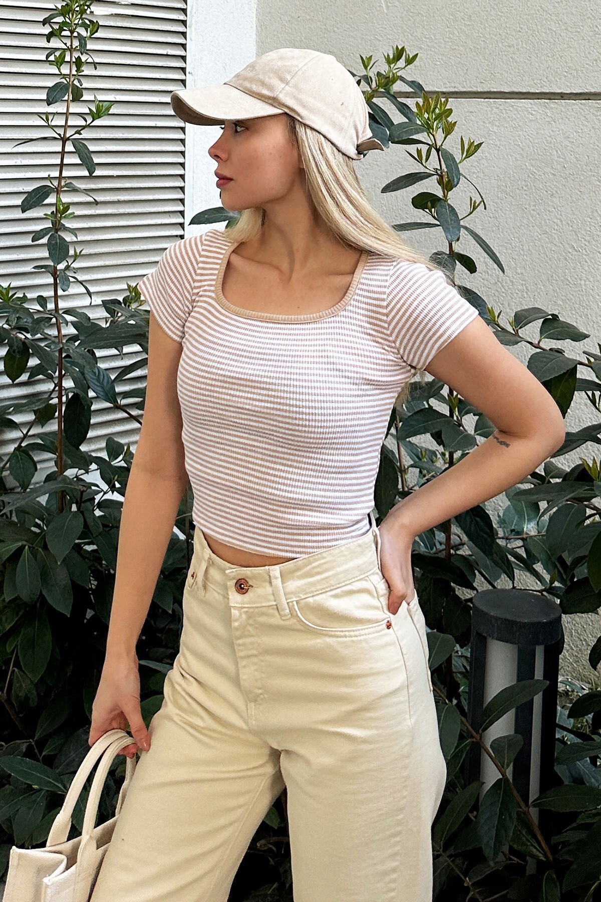 Bej Kare Yaka Çizgili Crop Bluz