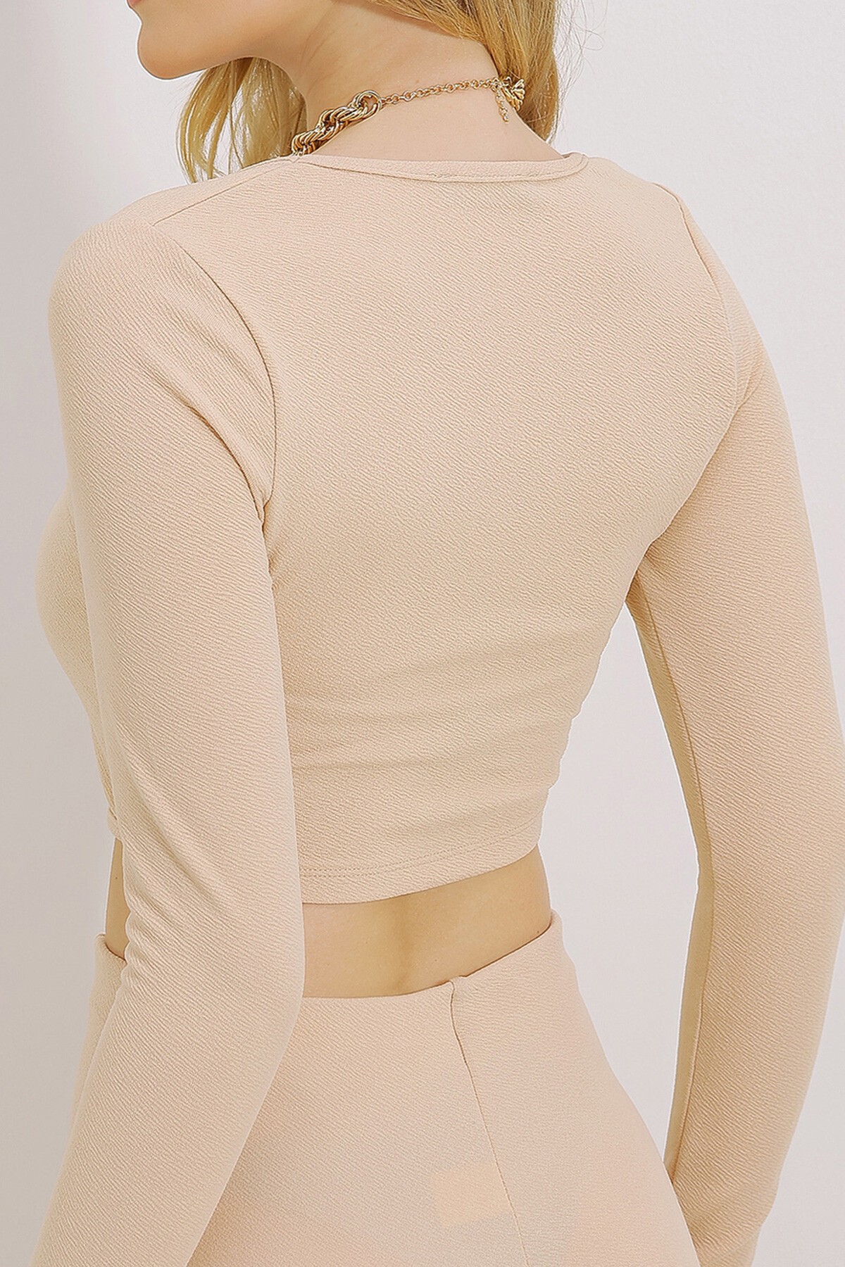 Bej Kare Yaka Önü Dikişli Crop Bluz