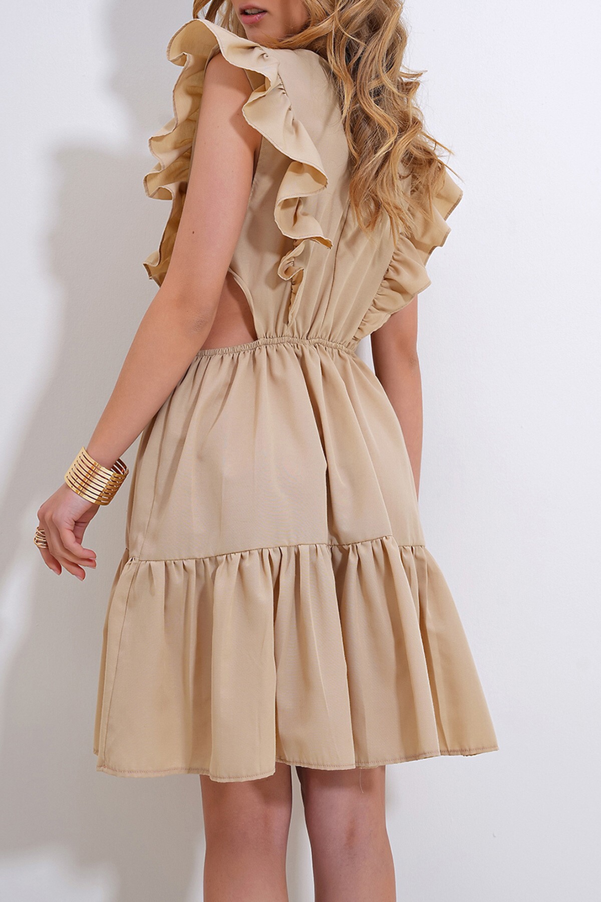 Bej Kayık Yaka Beli Dekolteli Yanları Volanlı Poplin Elbise