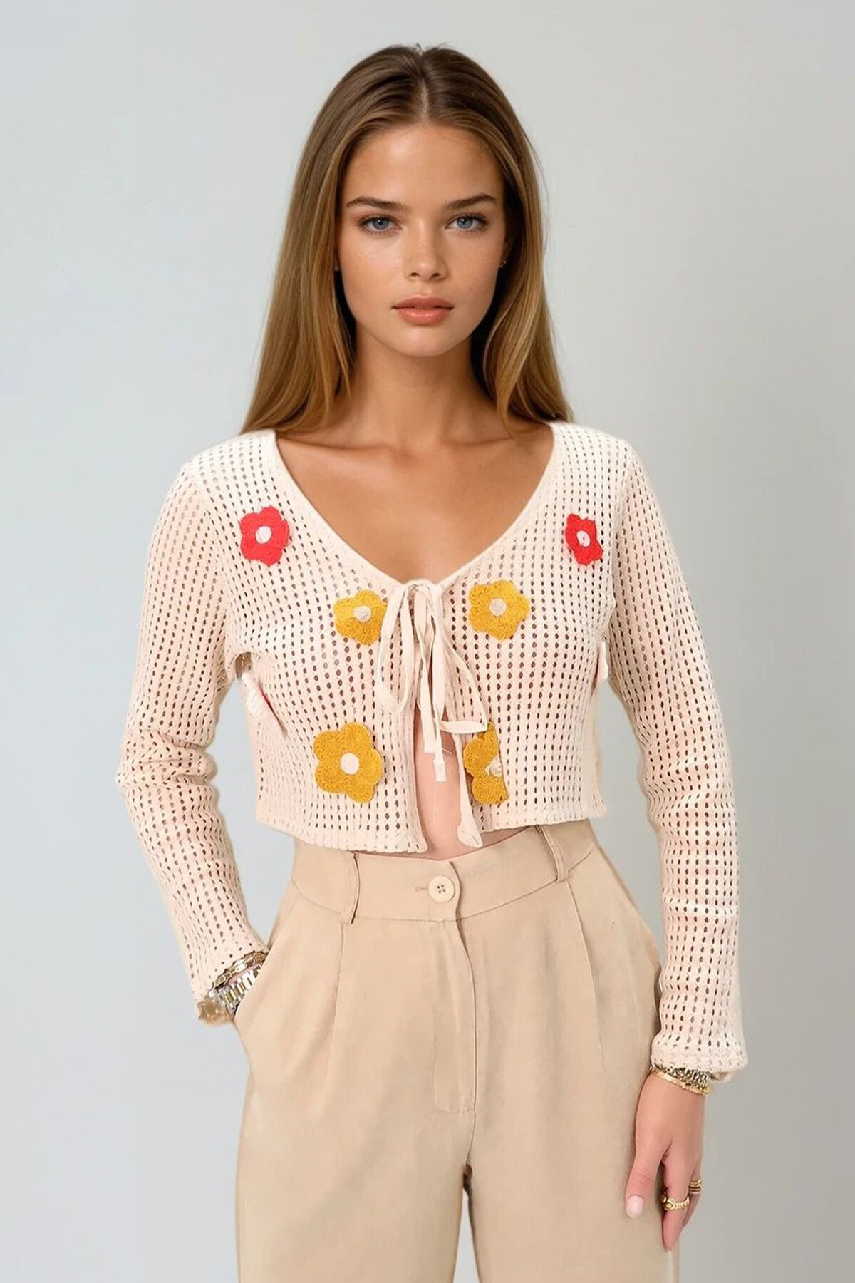 Bej Önü Bağcıklı Çiçek Motifli Kroşe Hırka