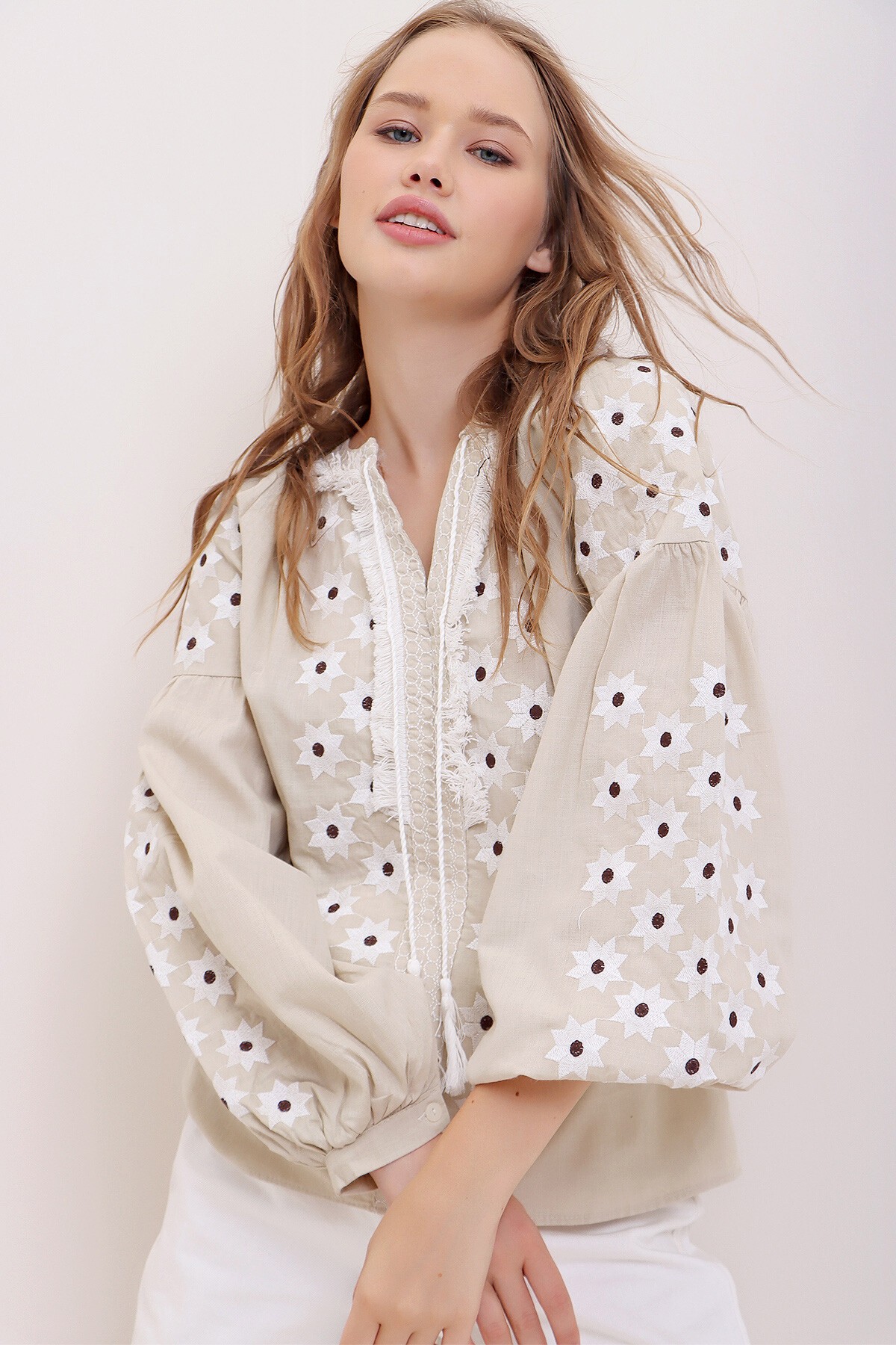 Bej Püskül Detaylı Nakış İşlemeli Pamuk Bluz