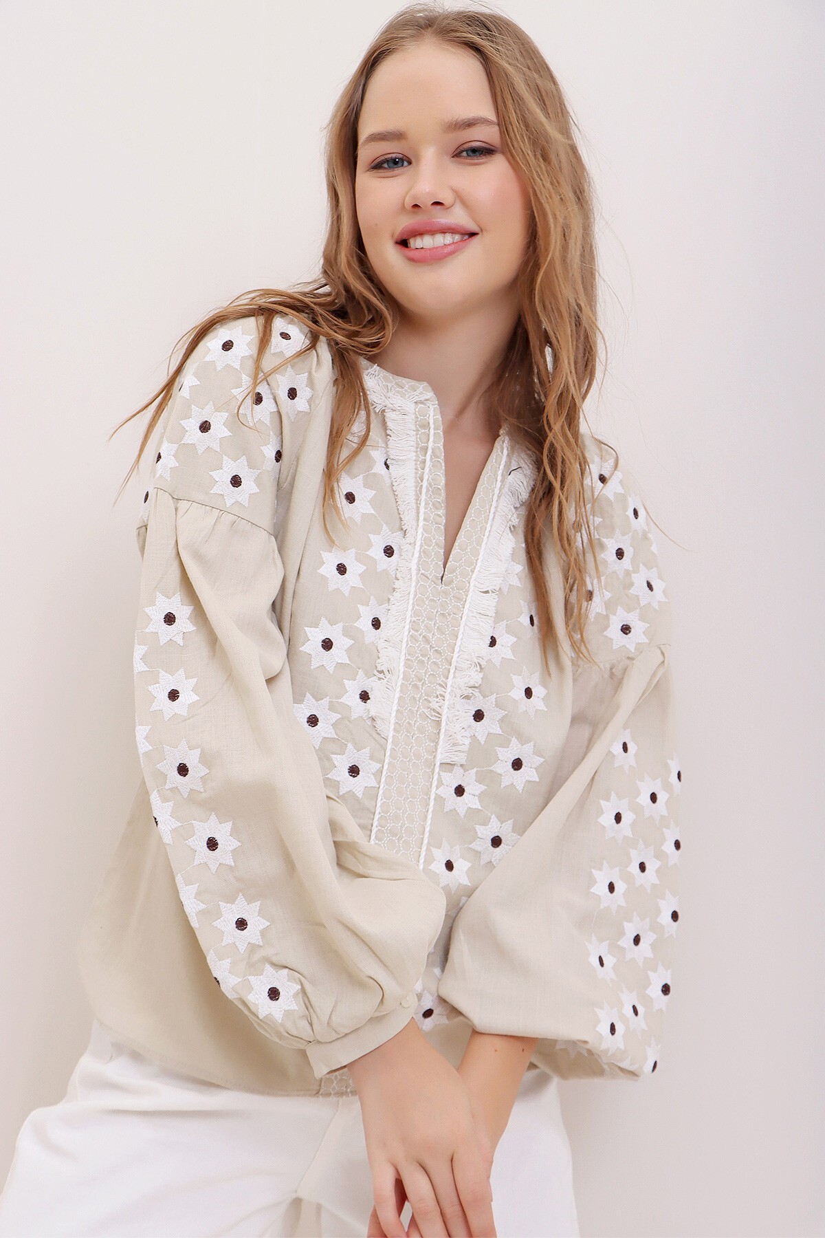 Bej Püskül Detaylı Nakış İşlemeli Pamuk Bluz