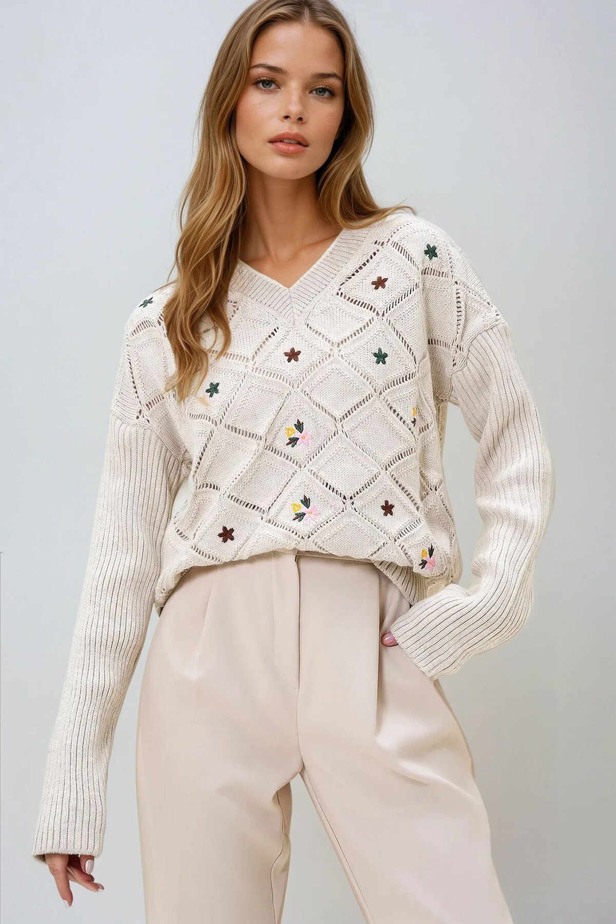 Bej V Yaka Baklava Desenli Çiçek Nakış İşlemeli Delik Ajurlu Triko Kazak