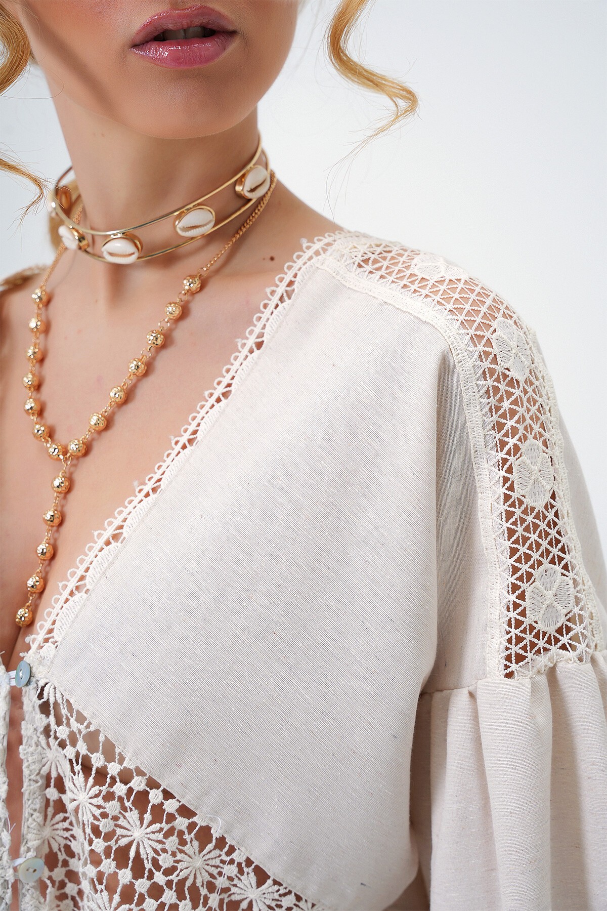 Bej V Yaka Güpür Detaylı Balon Kol Önü Düğmeli Keten Bluz