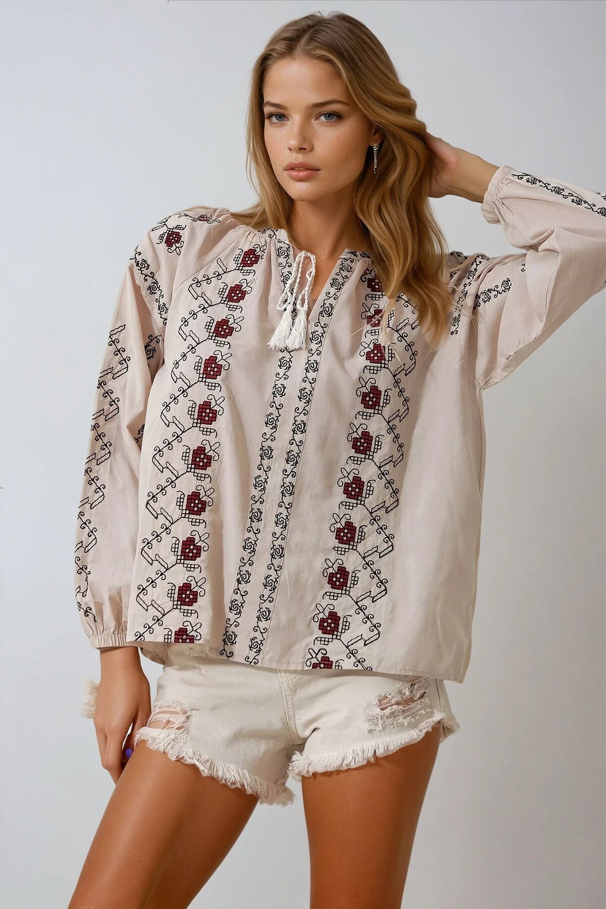 Bej Yırtmaç Yaka Full Nakışlı Dokuma Bluz