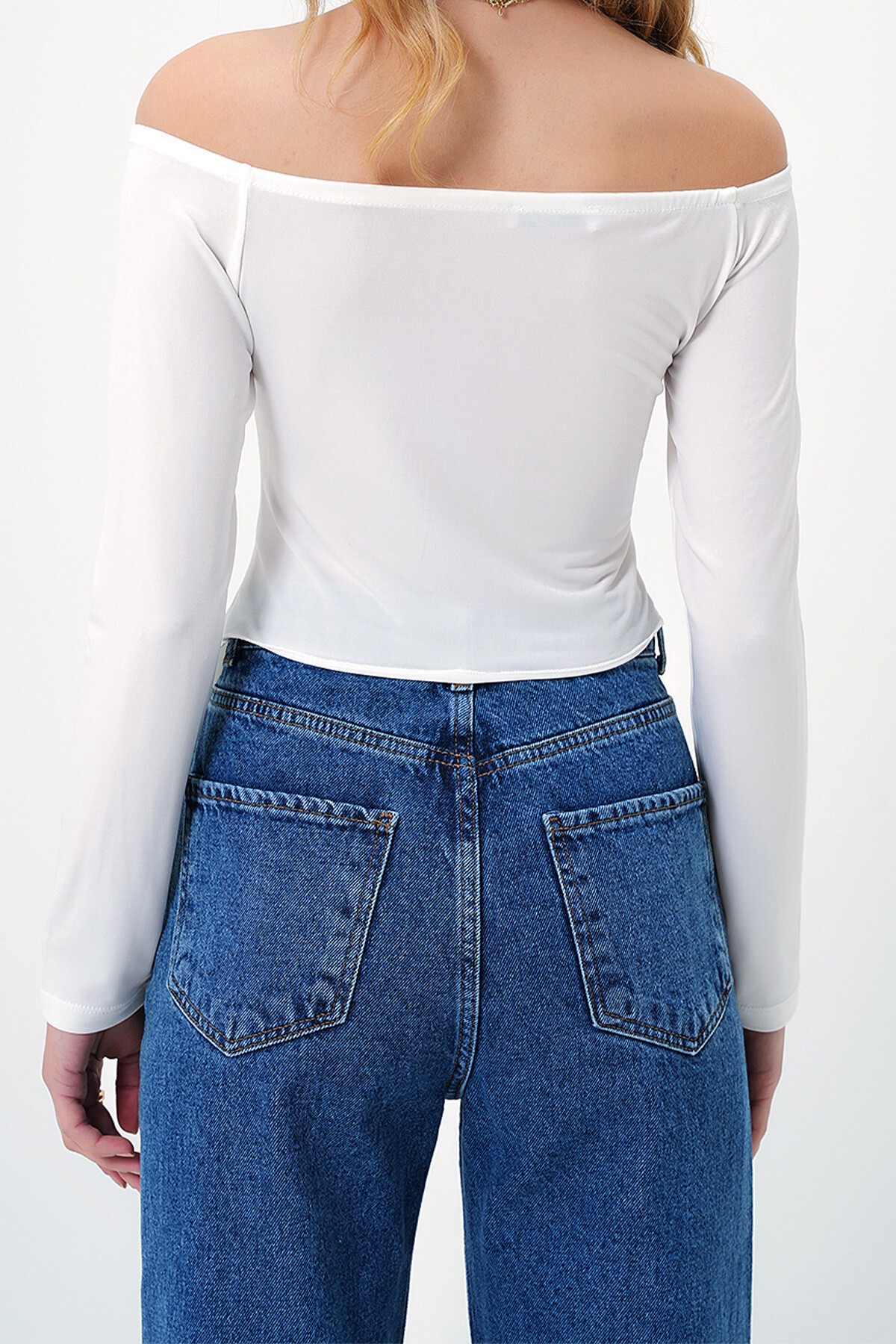 Beyaz Asimetrik Kesim Önü Büzdürmeli Madonna Yaka Sandy Bluz