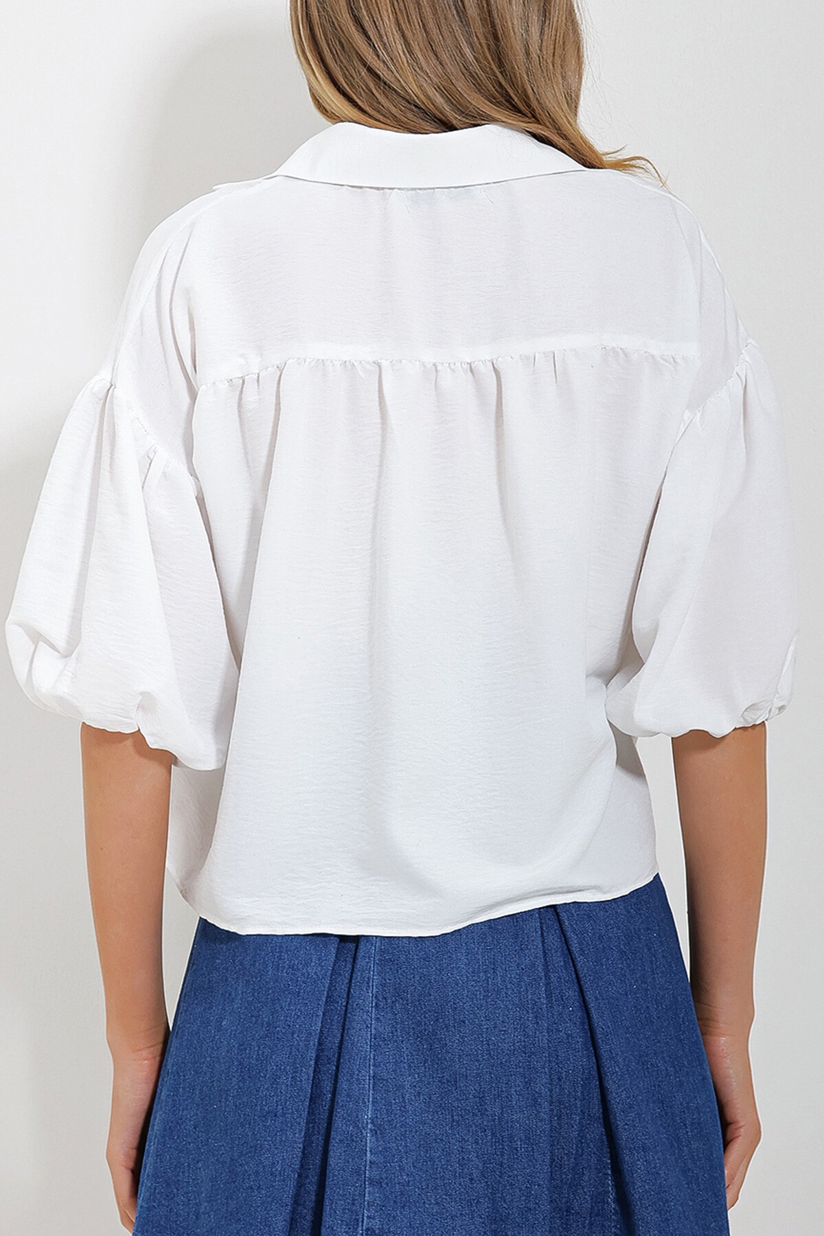 Beyaz Balon Kol Roba Büzgülü Kubra Pamuk Crop Gömlek