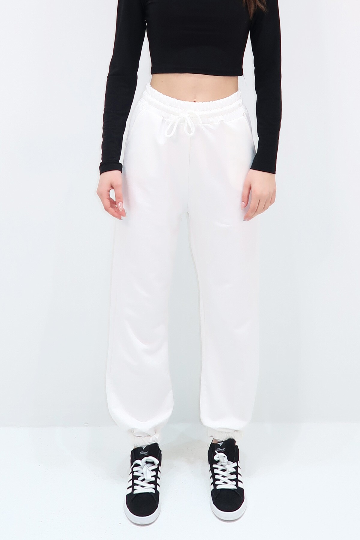 Beyaz Beli Ve Paçası Lastikli Basic Eşofman Altı