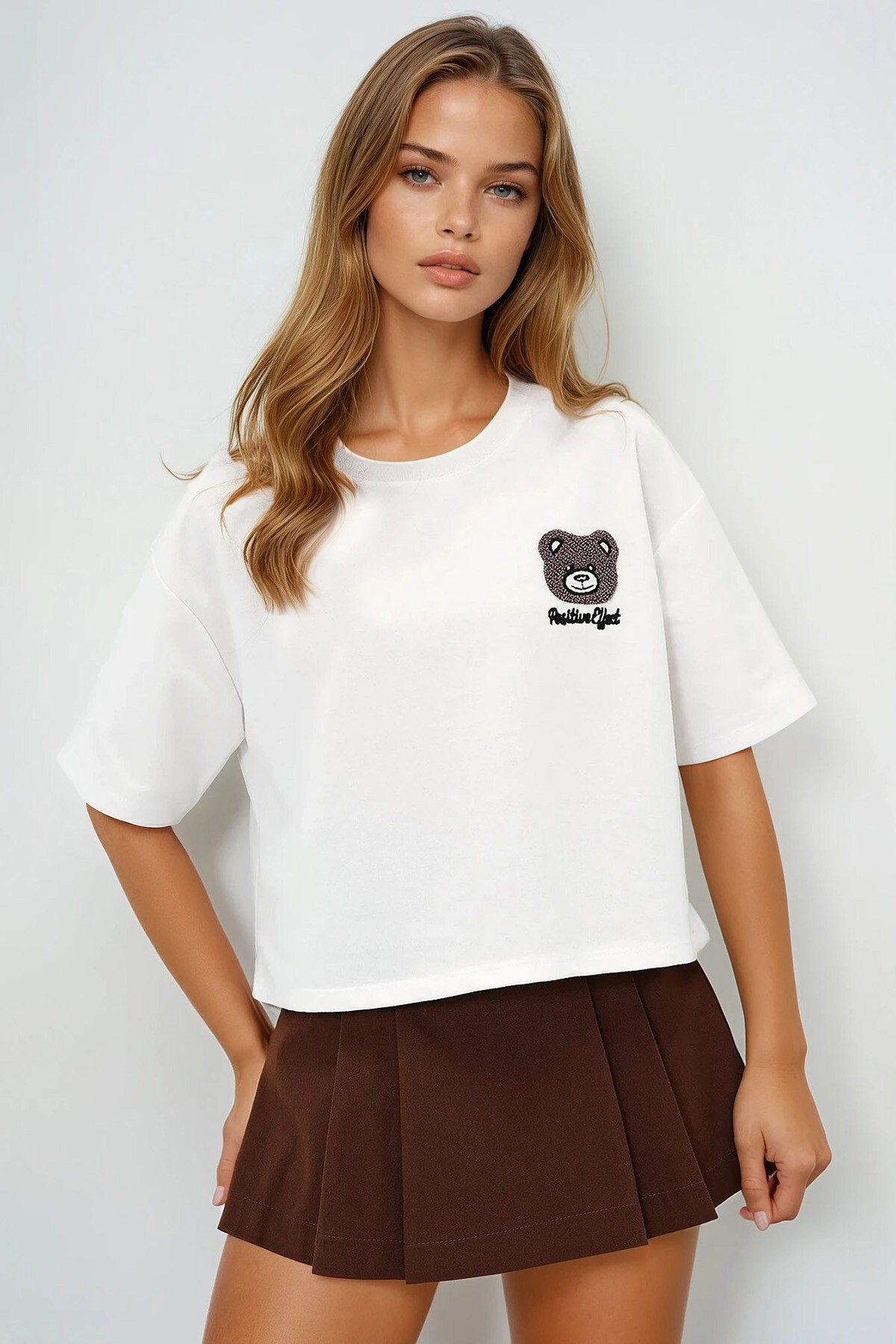 Beyaz Bisiklet Yaka Ayıcık Motifli Oversize Crop T Shırt