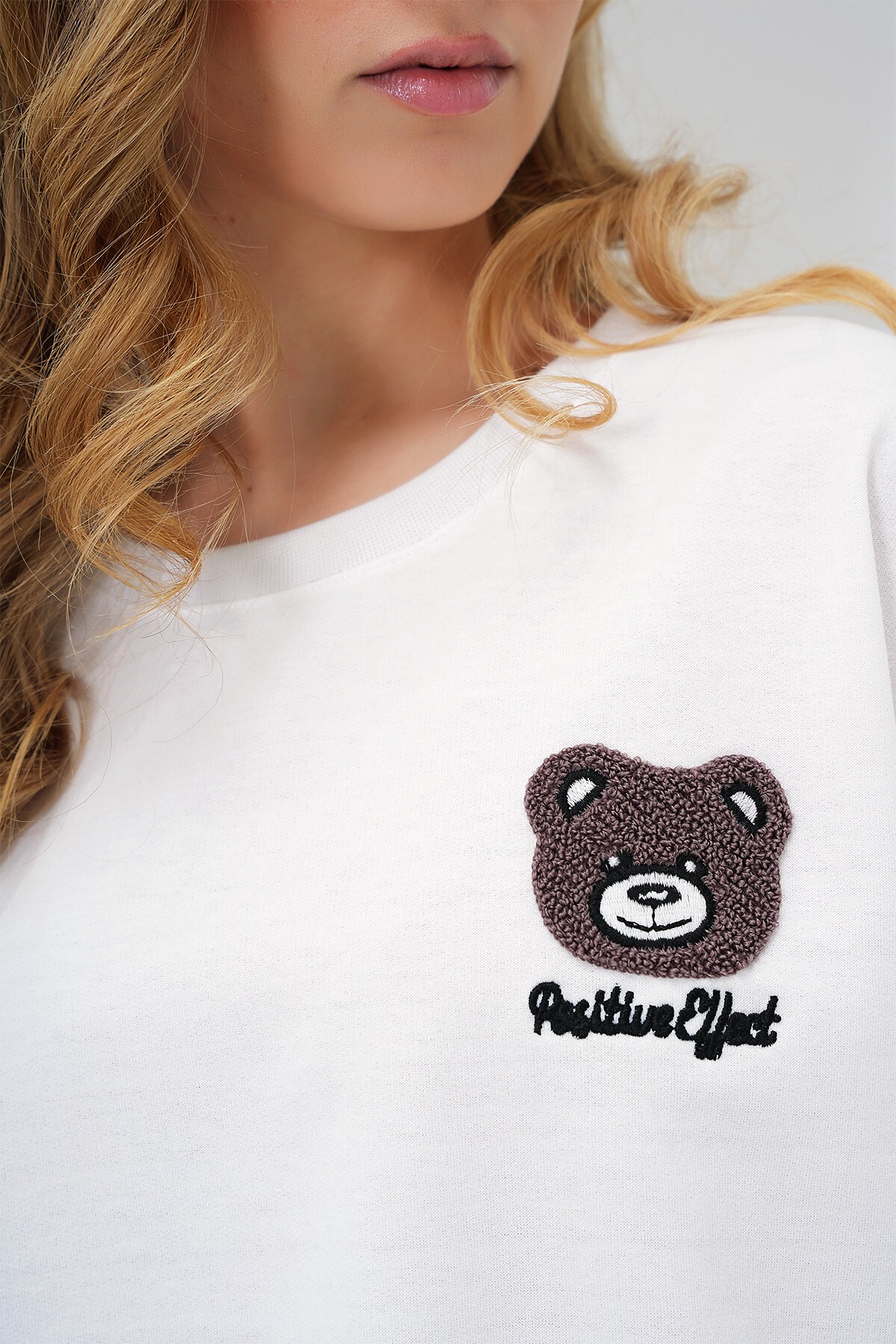 Beyaz Bisiklet Yaka Ayıcık Motifli Oversize Crop T Shırt