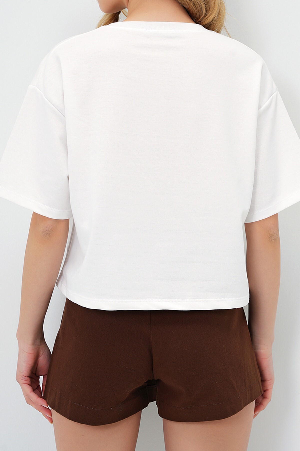 Beyaz Bisiklet Yaka Ayıcık Motifli Oversize Crop T Shırt