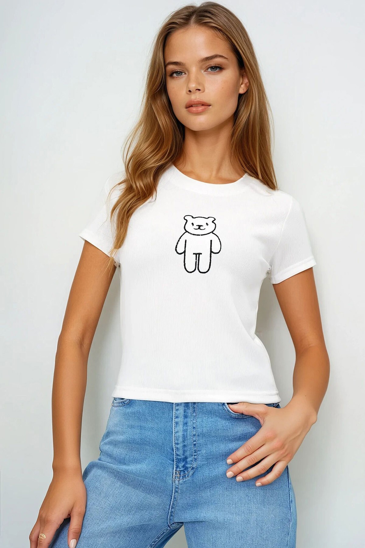 Beyaz Bisiklet Yaka Ayıcık Nakışlı Ottoban Crop T Shırt