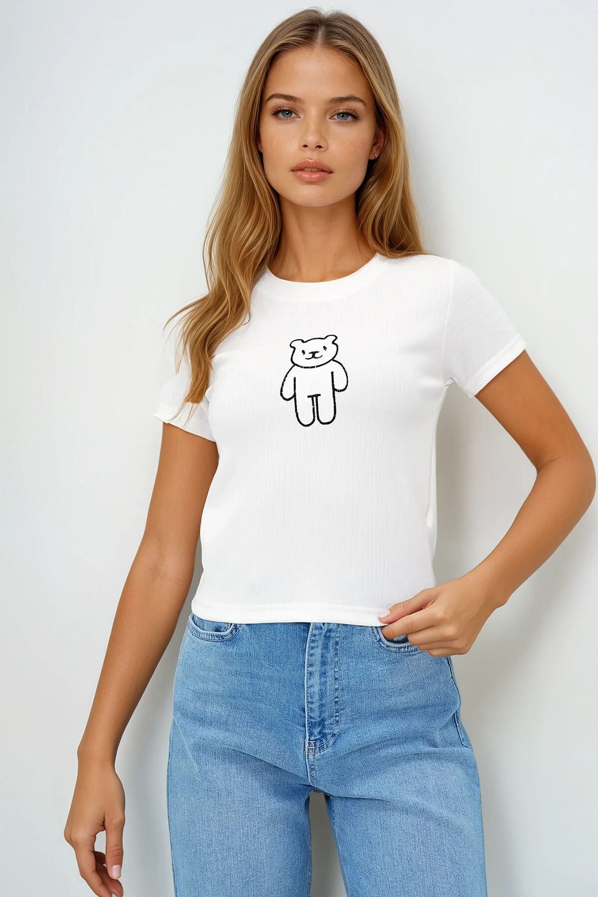 Beyaz Bisiklet Yaka Ayıcık Nakışlı Ottoban Crop T Shırt
