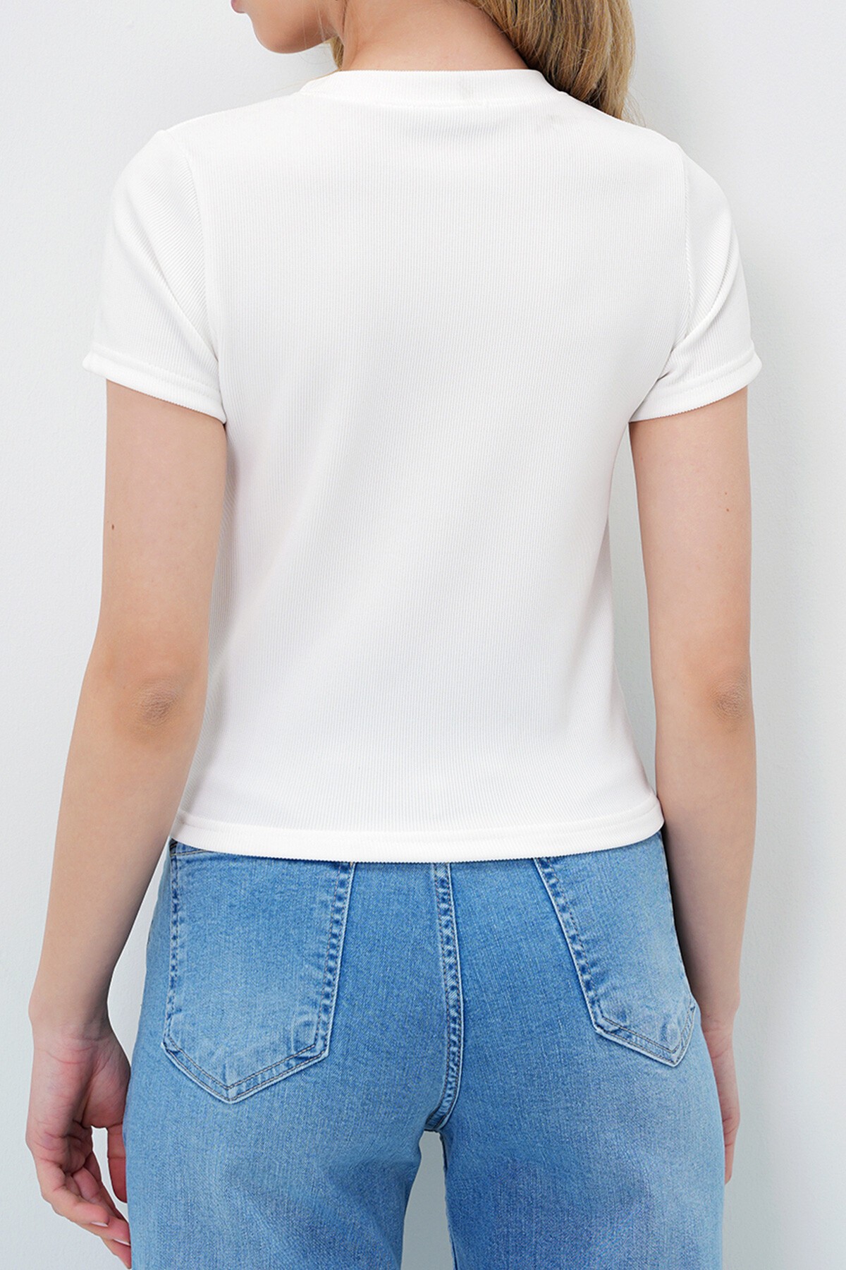 Beyaz Bisiklet Yaka Ayıcık Nakışlı Ottoban Crop T Shırt