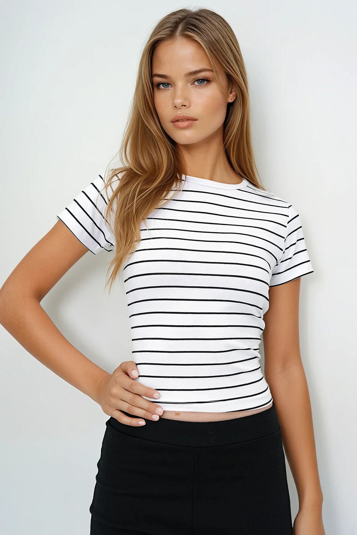 Beyaz Bisiklet Yaka Çizgili T Shırt