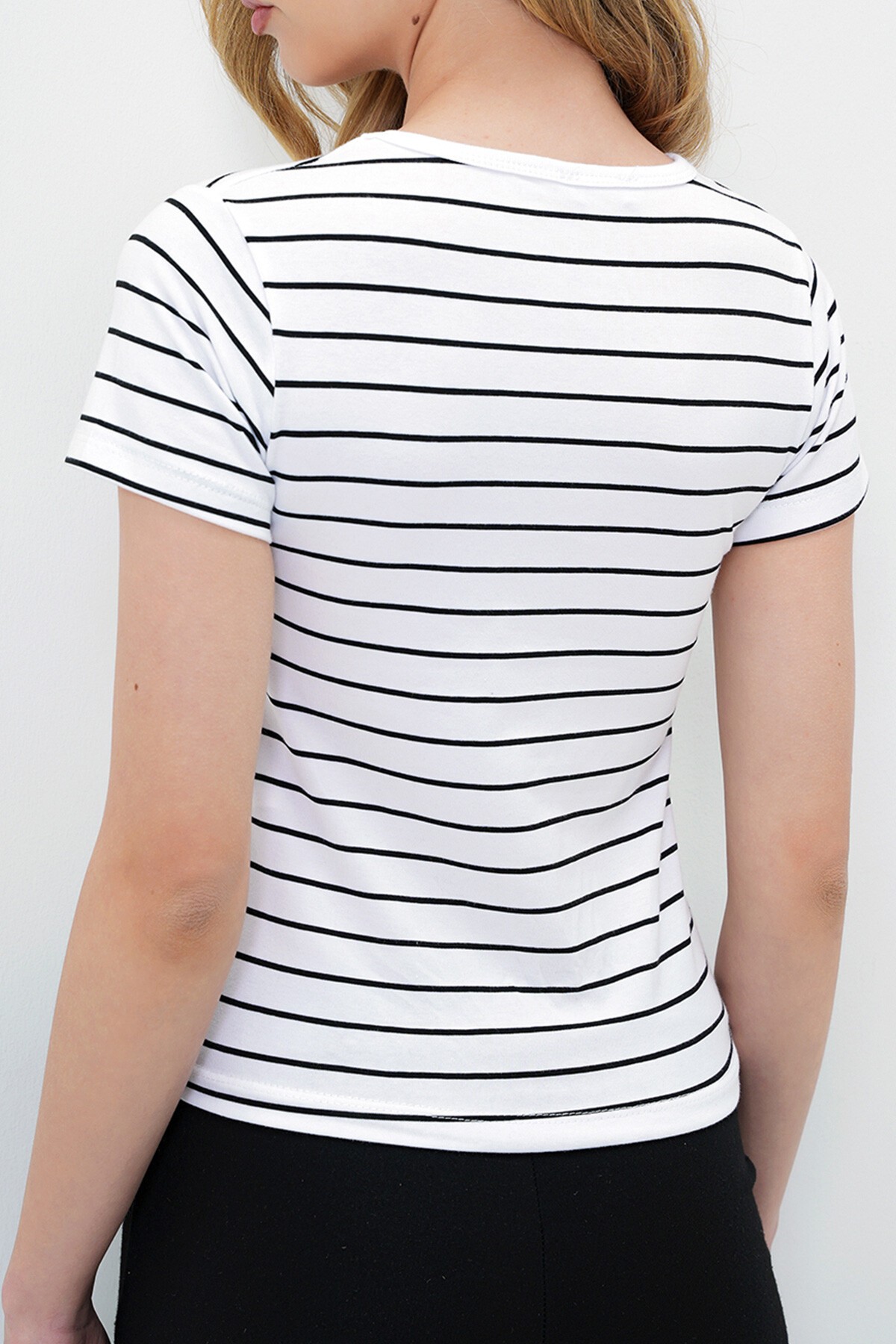 Beyaz Bisiklet Yaka Çizgili T Shırt