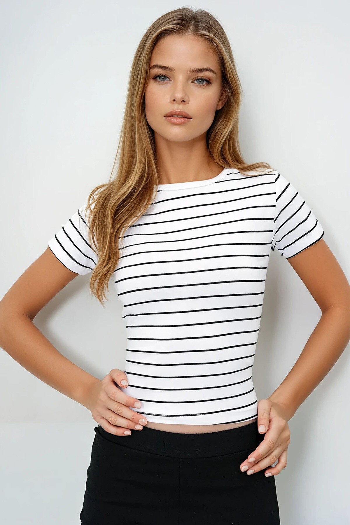 Beyaz Bisiklet Yaka Çizgili T Shırt