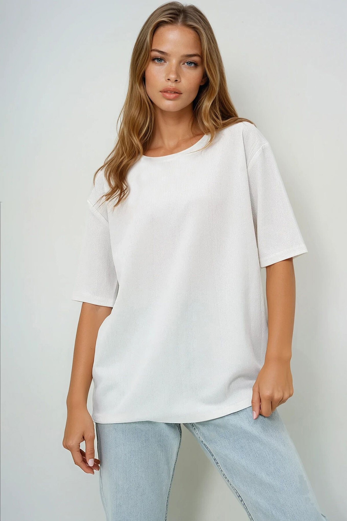 Beyaz Bisiklet Yaka Dokulu Basic T Shırt