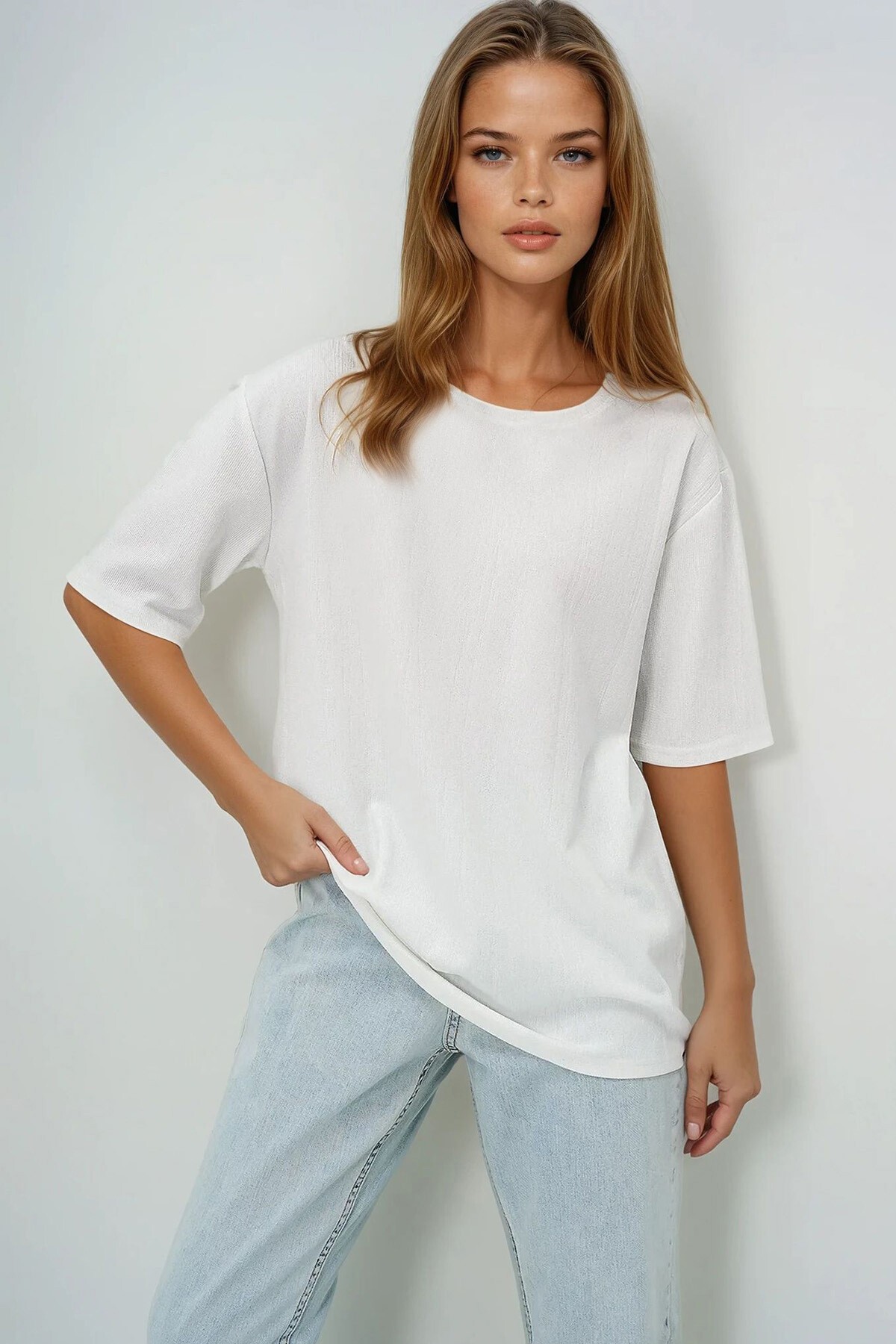 Beyaz Bisiklet Yaka Dokulu Basic T Shırt