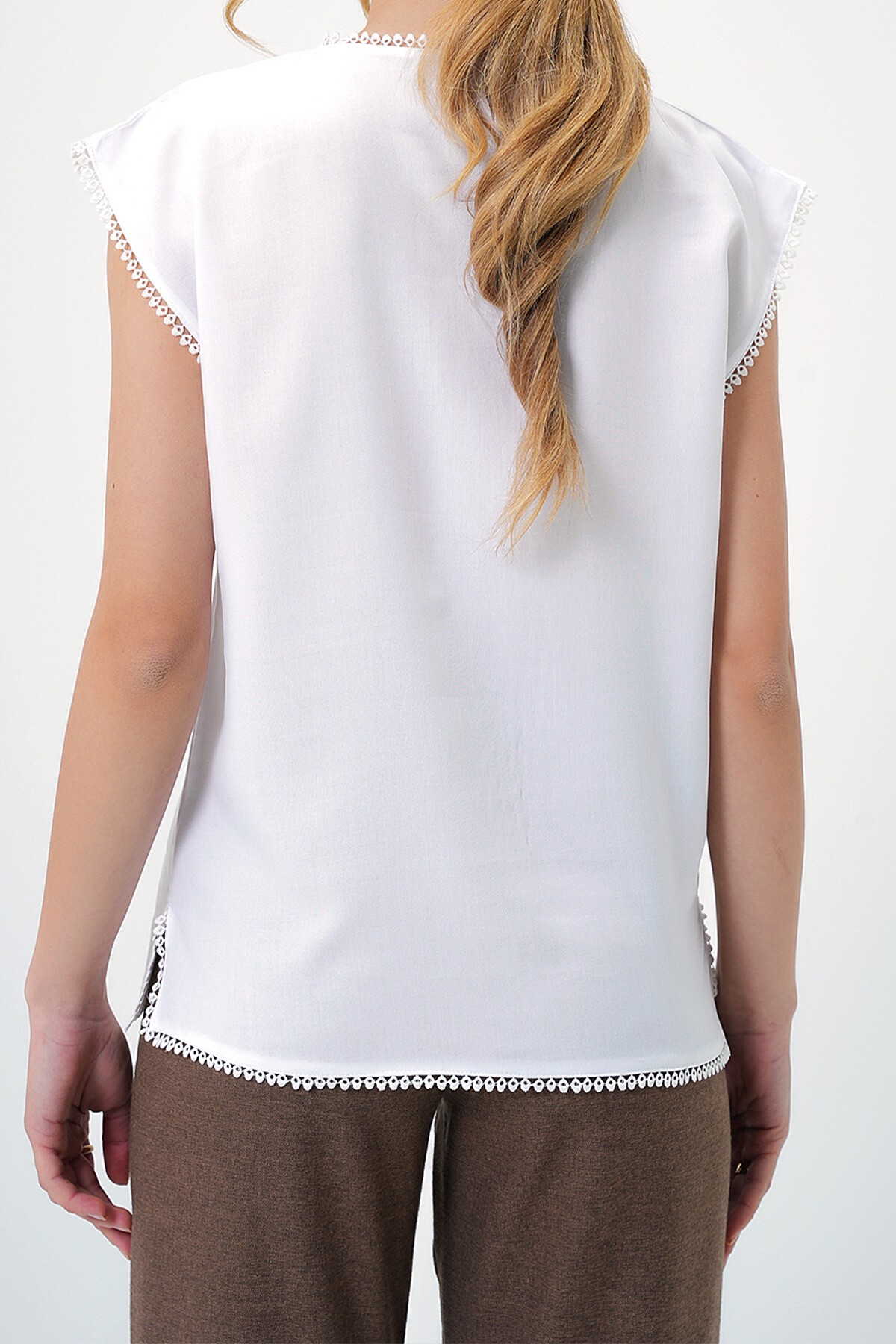 Beyaz Bisiklet Yaka Fisto Detaylı Bluz