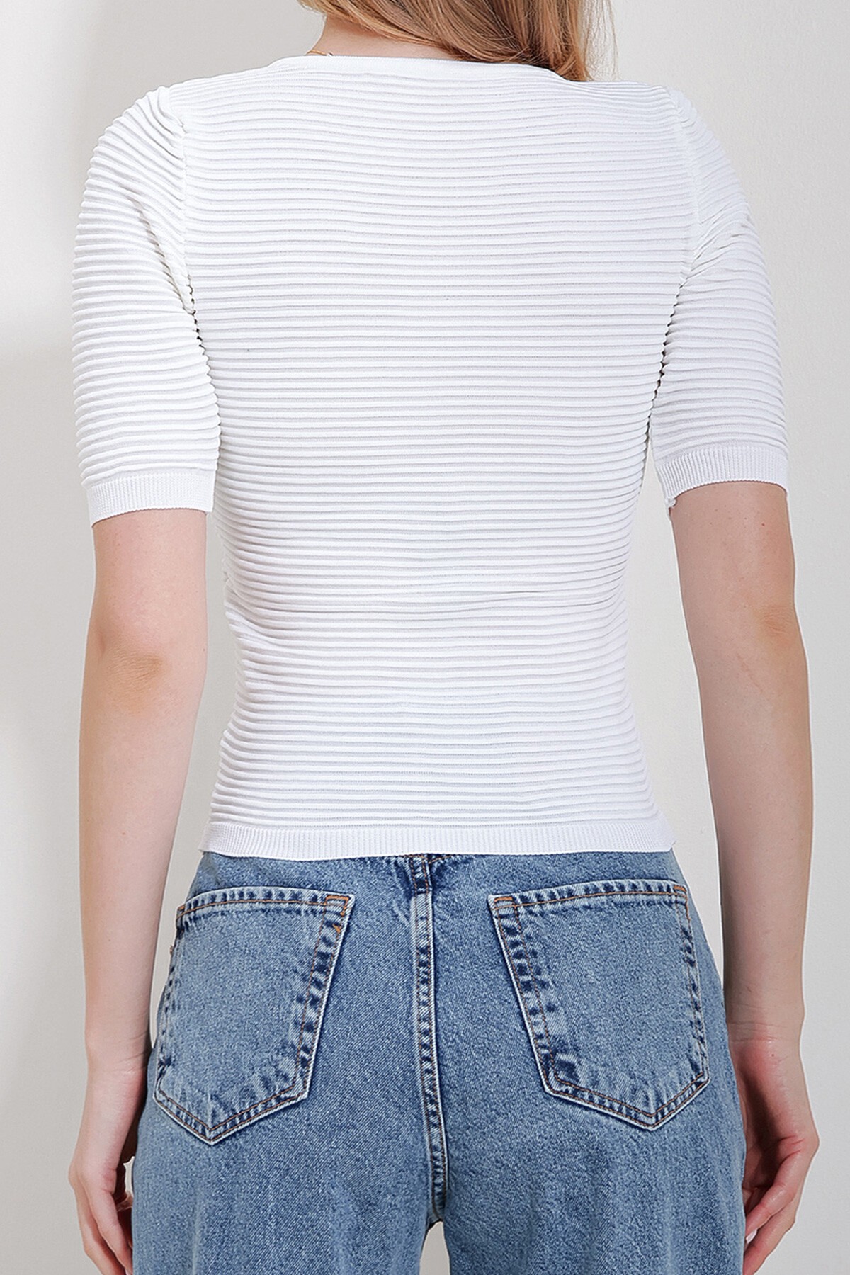 Beyaz Bisiklet Yaka Fitilli Ajurlu Yarım Kol Triko Bluz