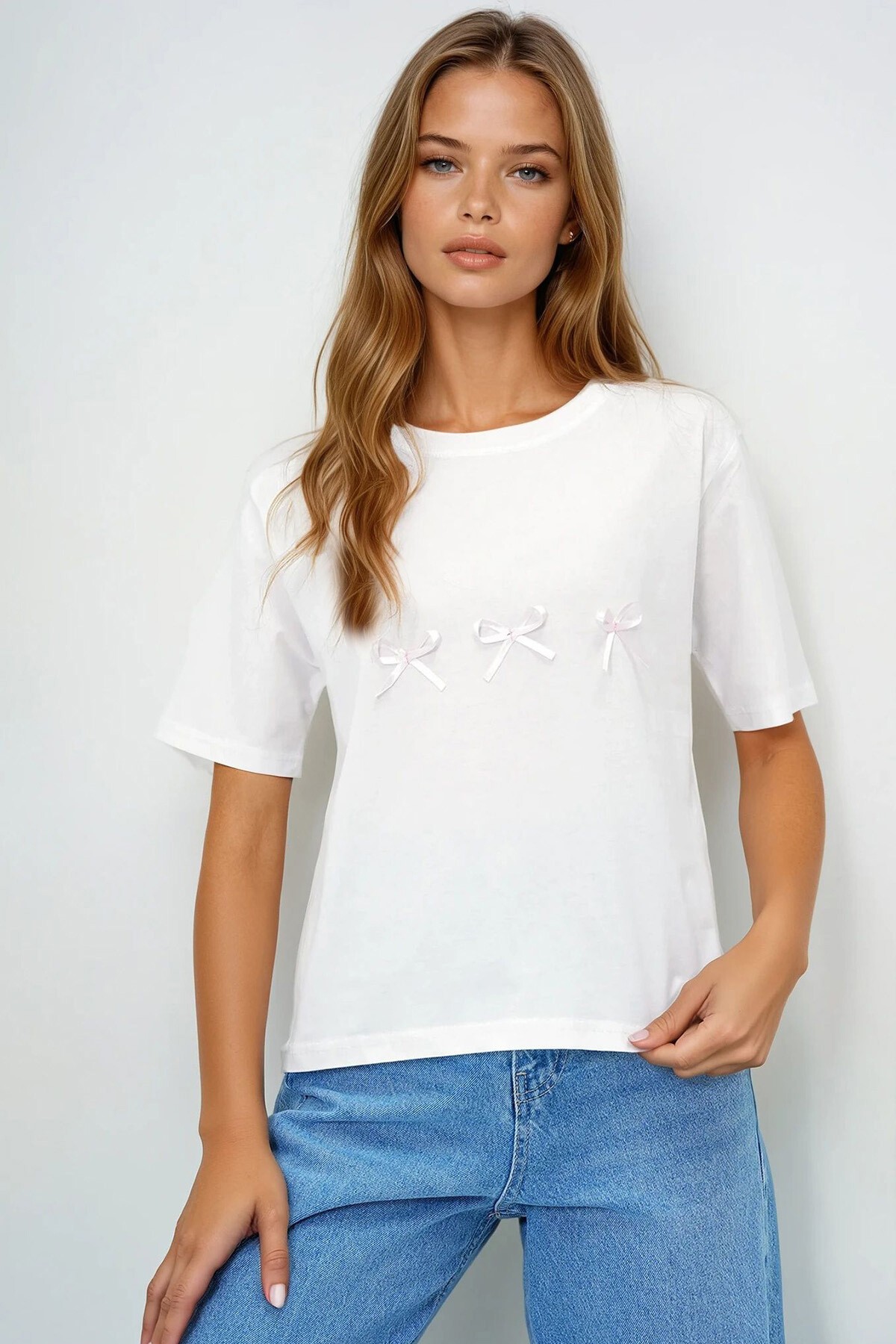 Beyaz Bisiklet Yaka Fiyonk Detaylı T Shırt