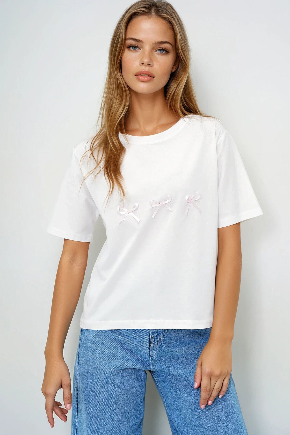 Beyaz Bisiklet Yaka Fiyonk Detaylı T Shırt
