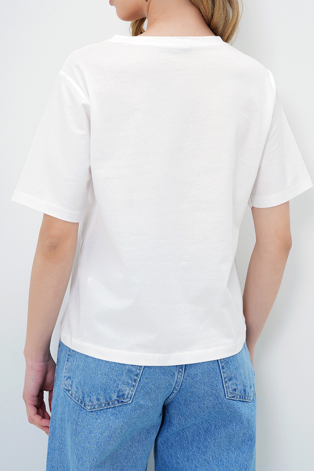Beyaz Bisiklet Yaka Fiyonk Detaylı T Shırt