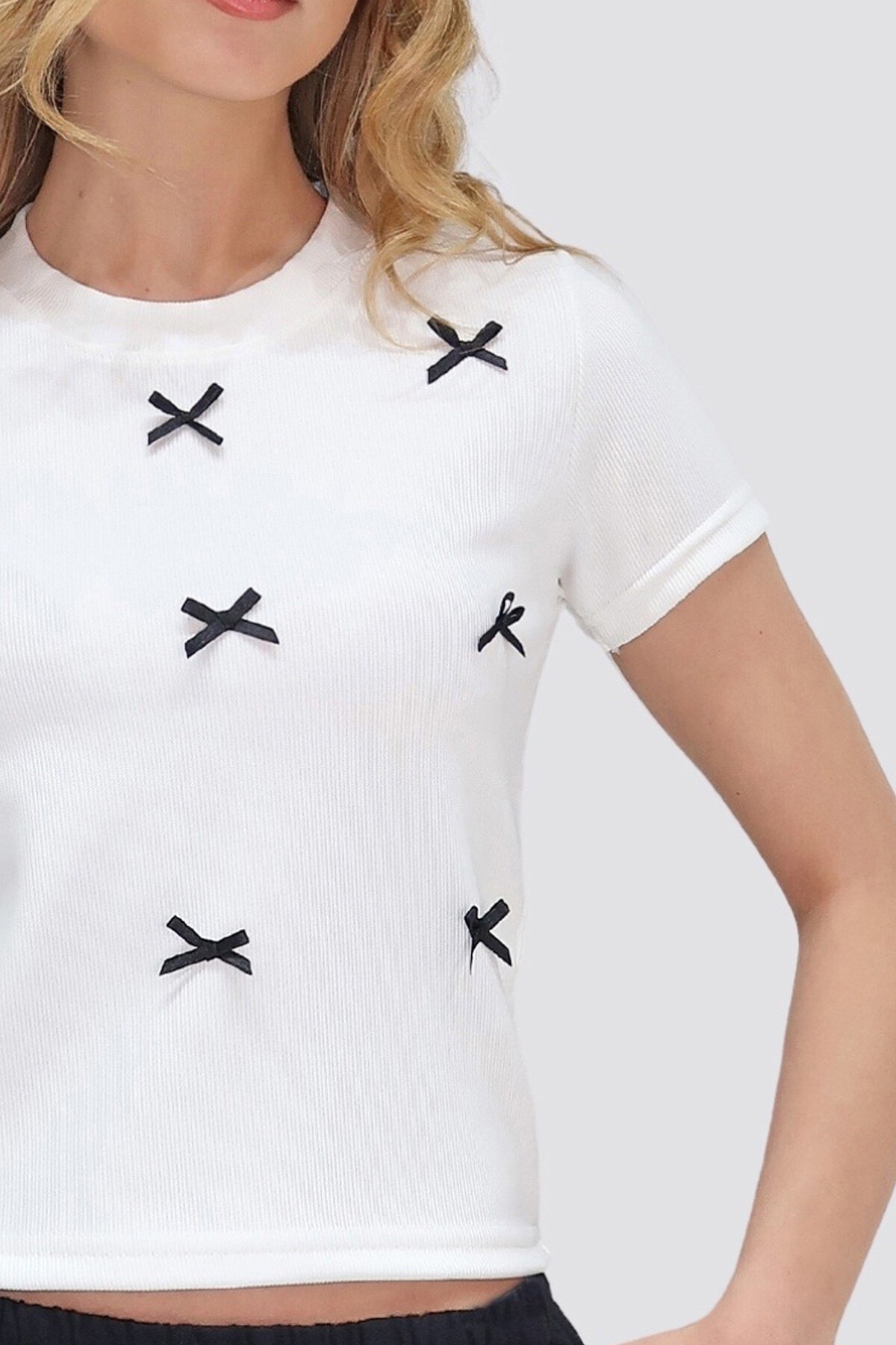 Beyaz Bisiklet Yaka Fiyonk Süslü Crop Bluz