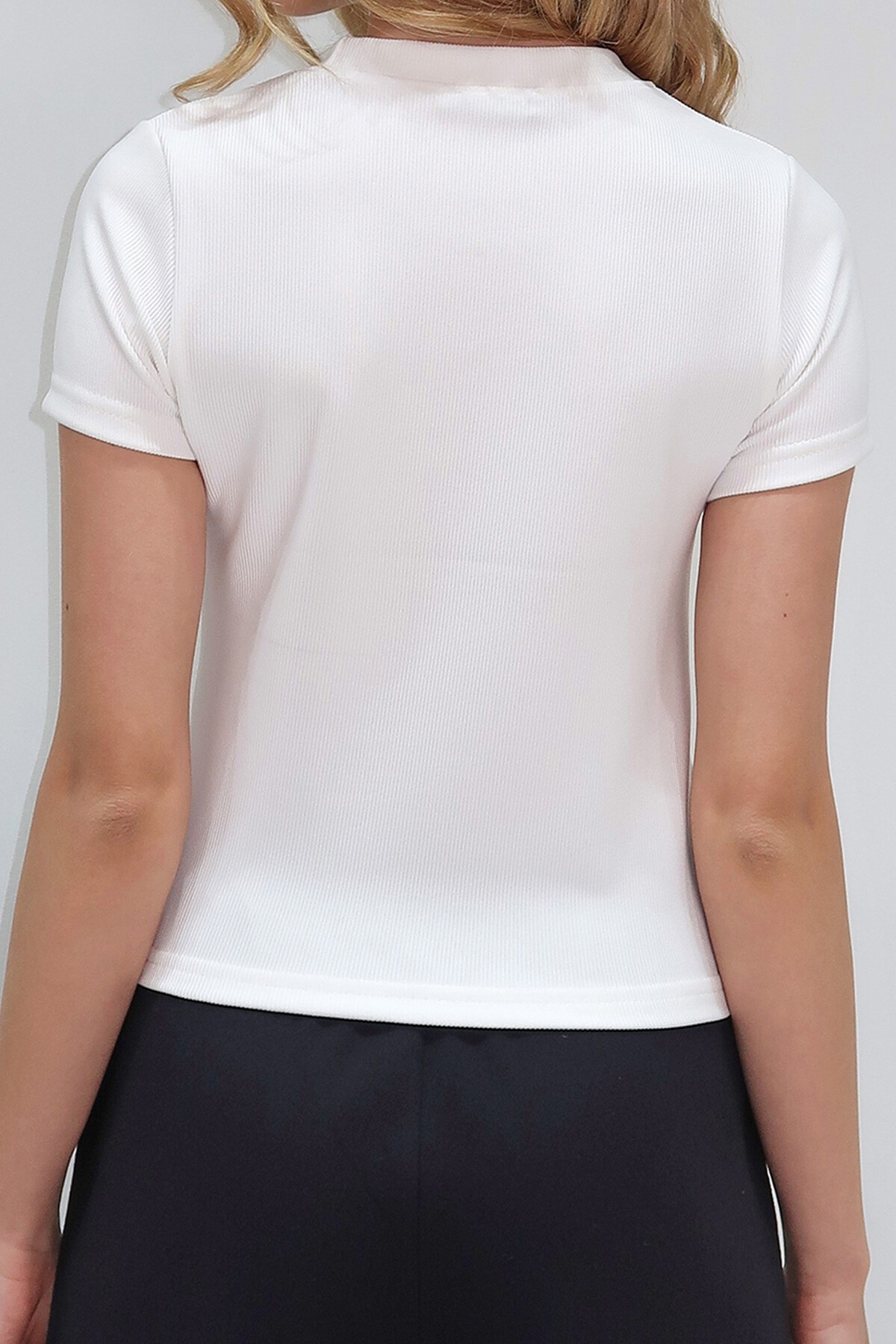 Beyaz Bisiklet Yaka Fiyonk Süslü Crop Bluz